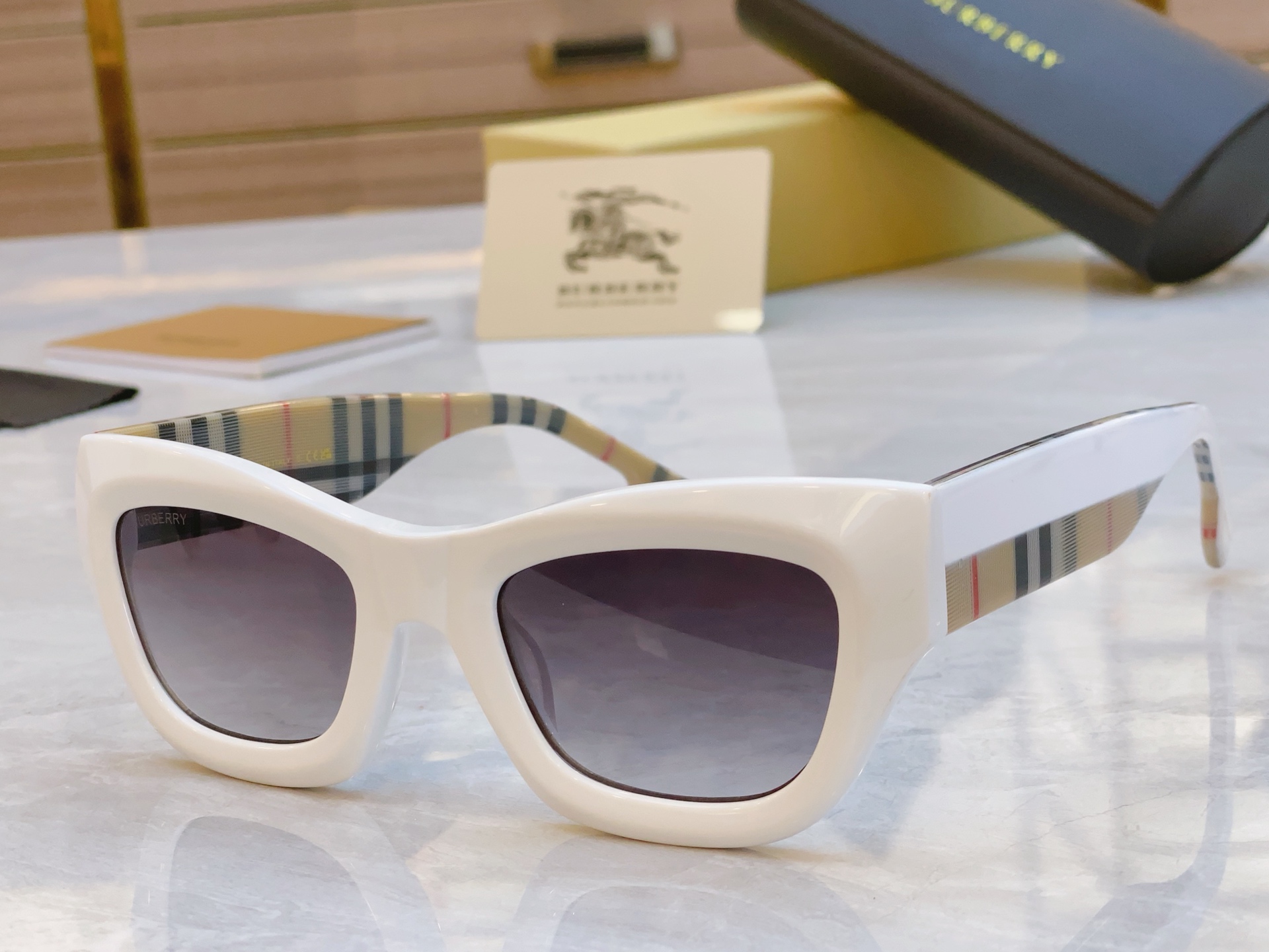 ，【BURBERR*】巴宝*莉新款太阳镜🕶️，MODEL：BE6006，SIZE：53口23-145