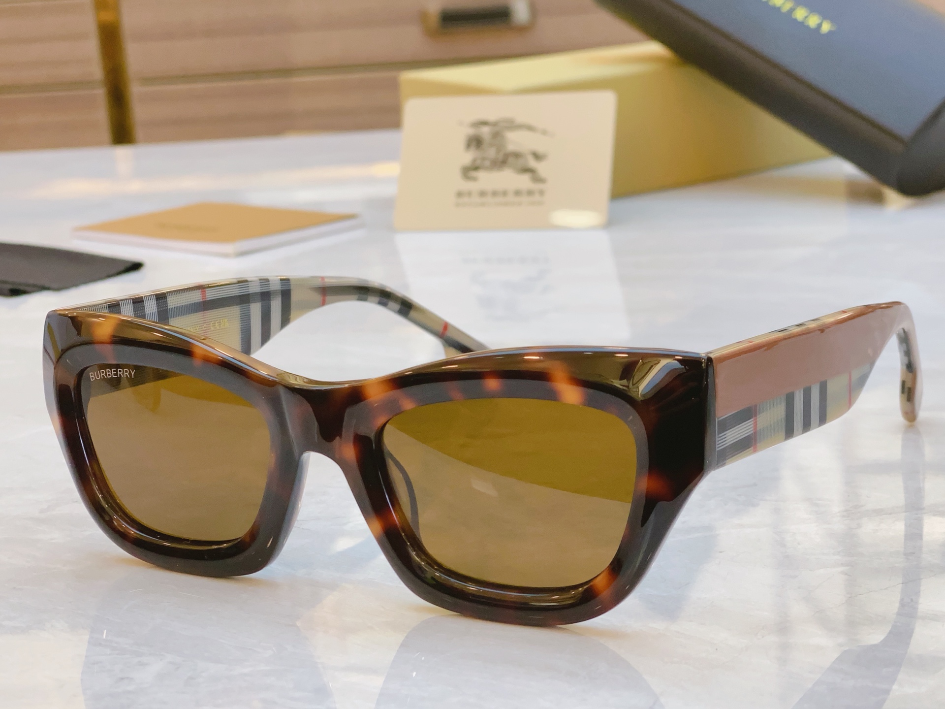 ，【BURBERR*】巴宝*莉新款太阳镜🕶️，MODEL：BE6006，SIZE：53口23-145