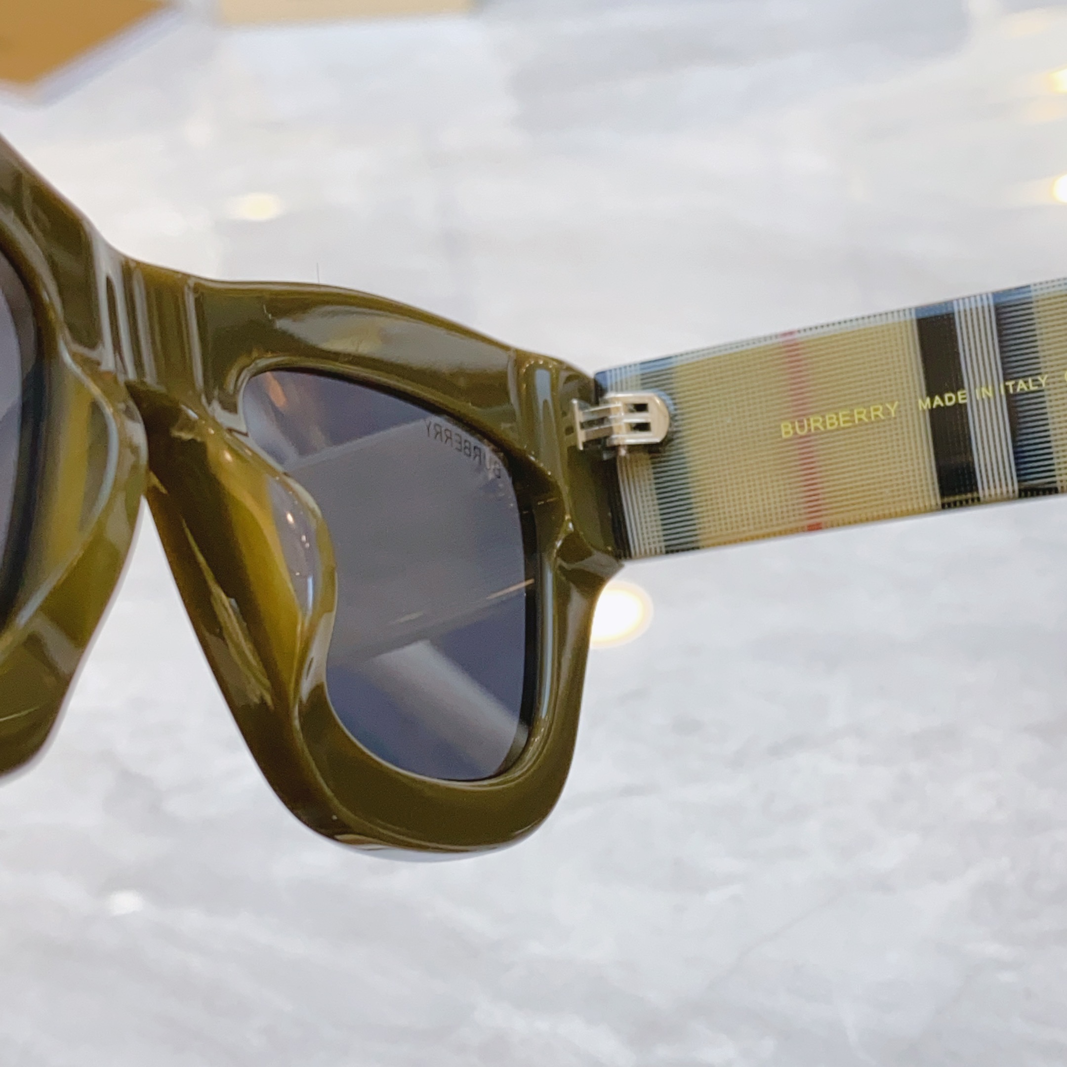 ，【BURBERR*】巴宝*莉新款太阳镜🕶️，MODEL：BE6006，SIZE：53口23-145