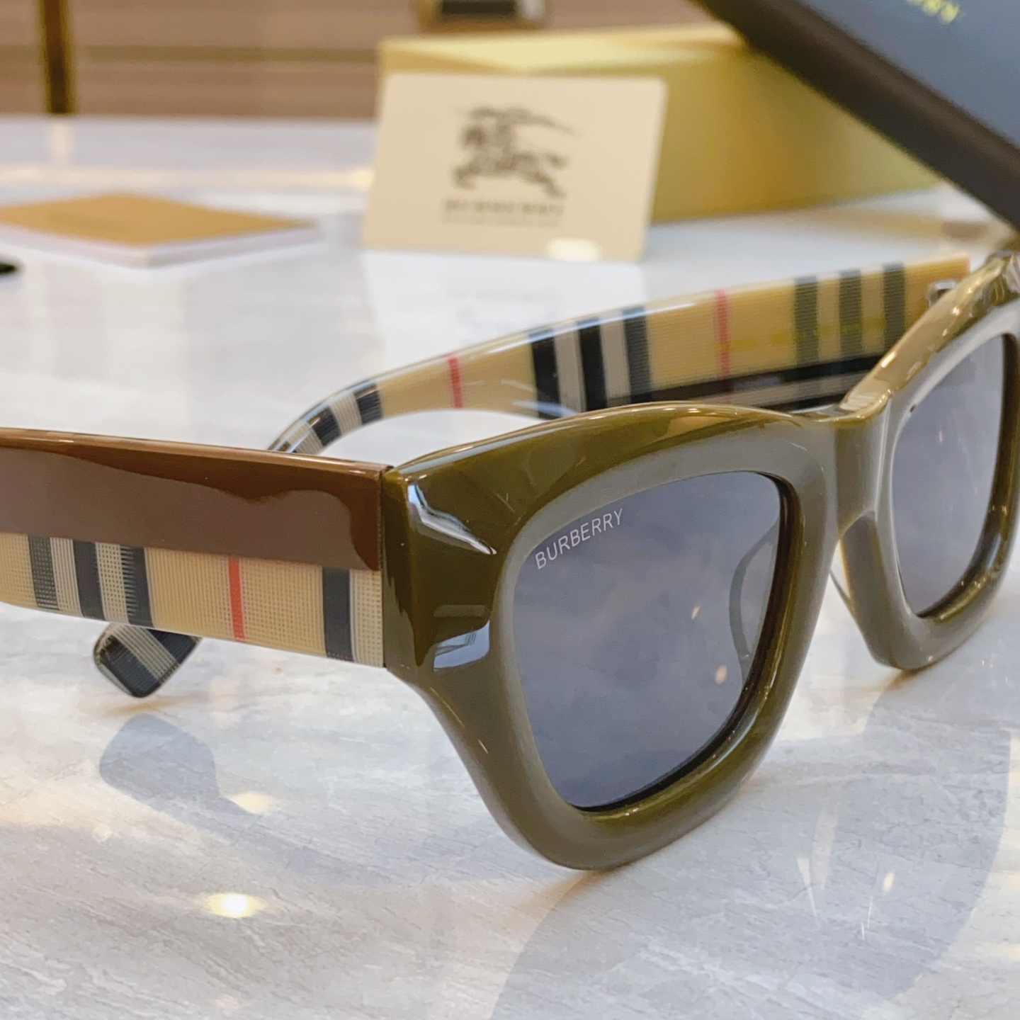 ，【BURBERR*】巴宝*莉新款太阳镜🕶️，MODEL：BE6006，SIZE：53口23-145