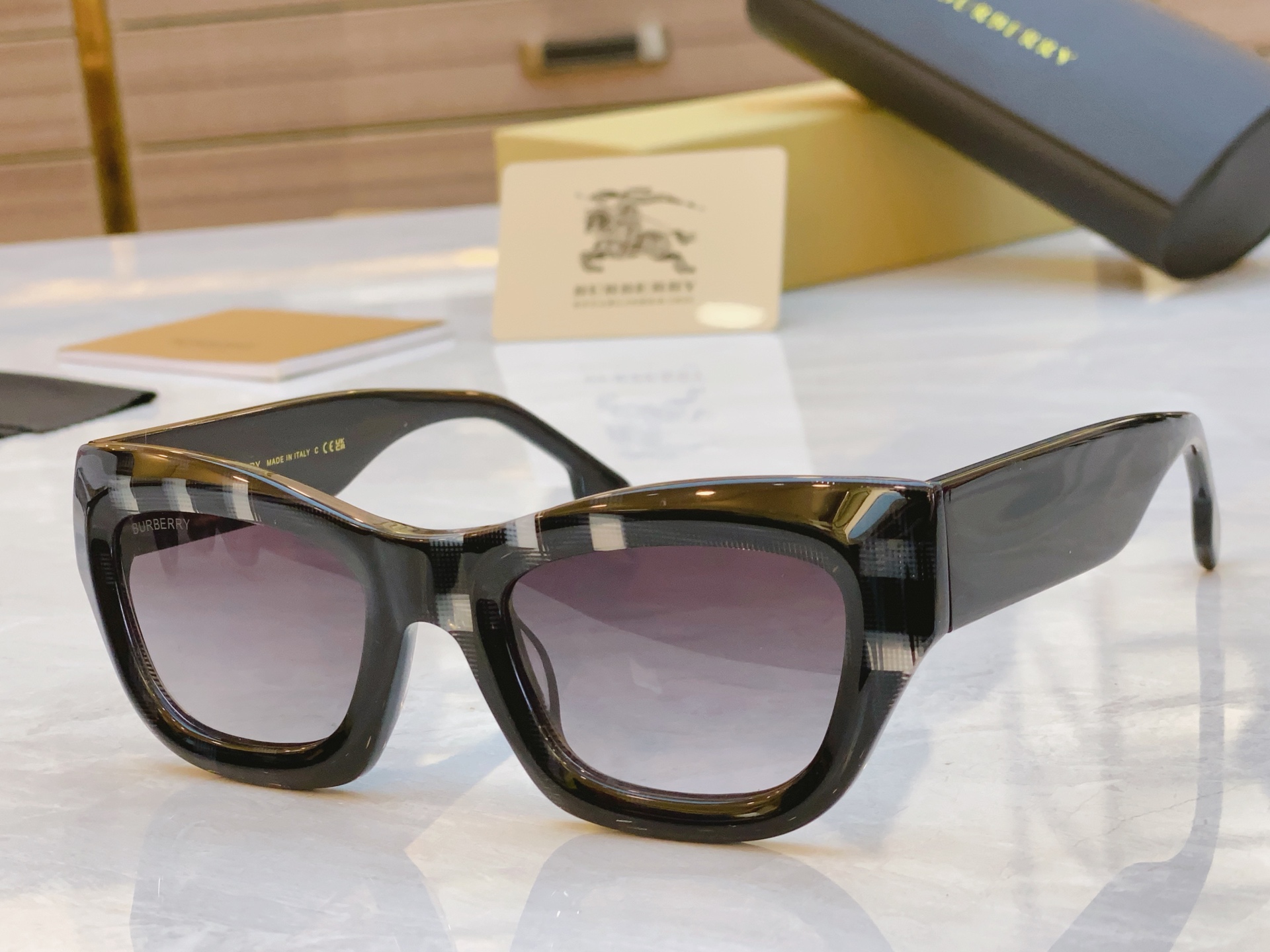 ，【BURBERR*】巴宝*莉新款太阳镜🕶️，MODEL：BE6006，SIZE：53口23-145