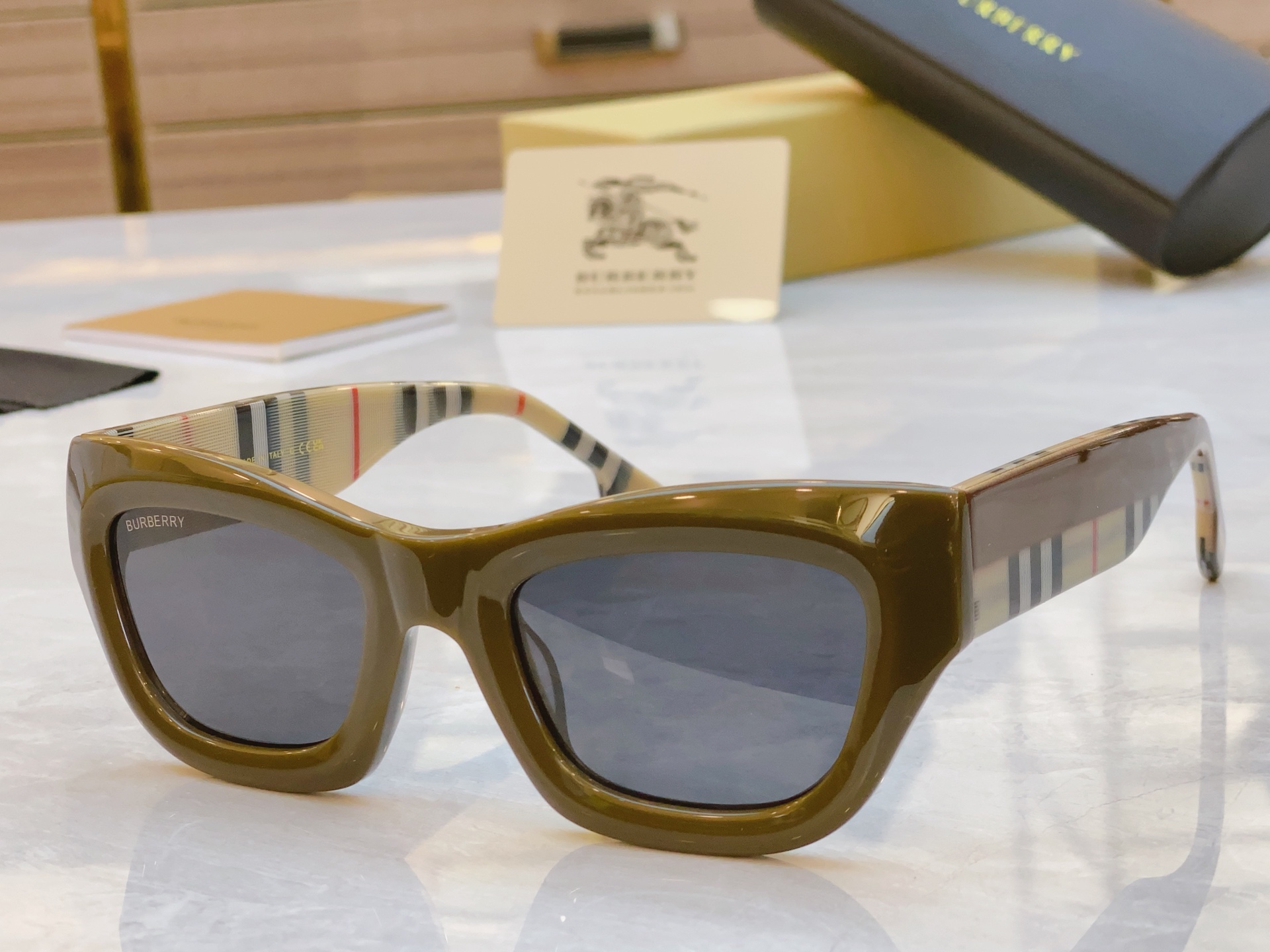 ，【BURBERR*】巴宝*莉新款太阳镜🕶️，MODEL：BE6006，SIZE：53口23-145