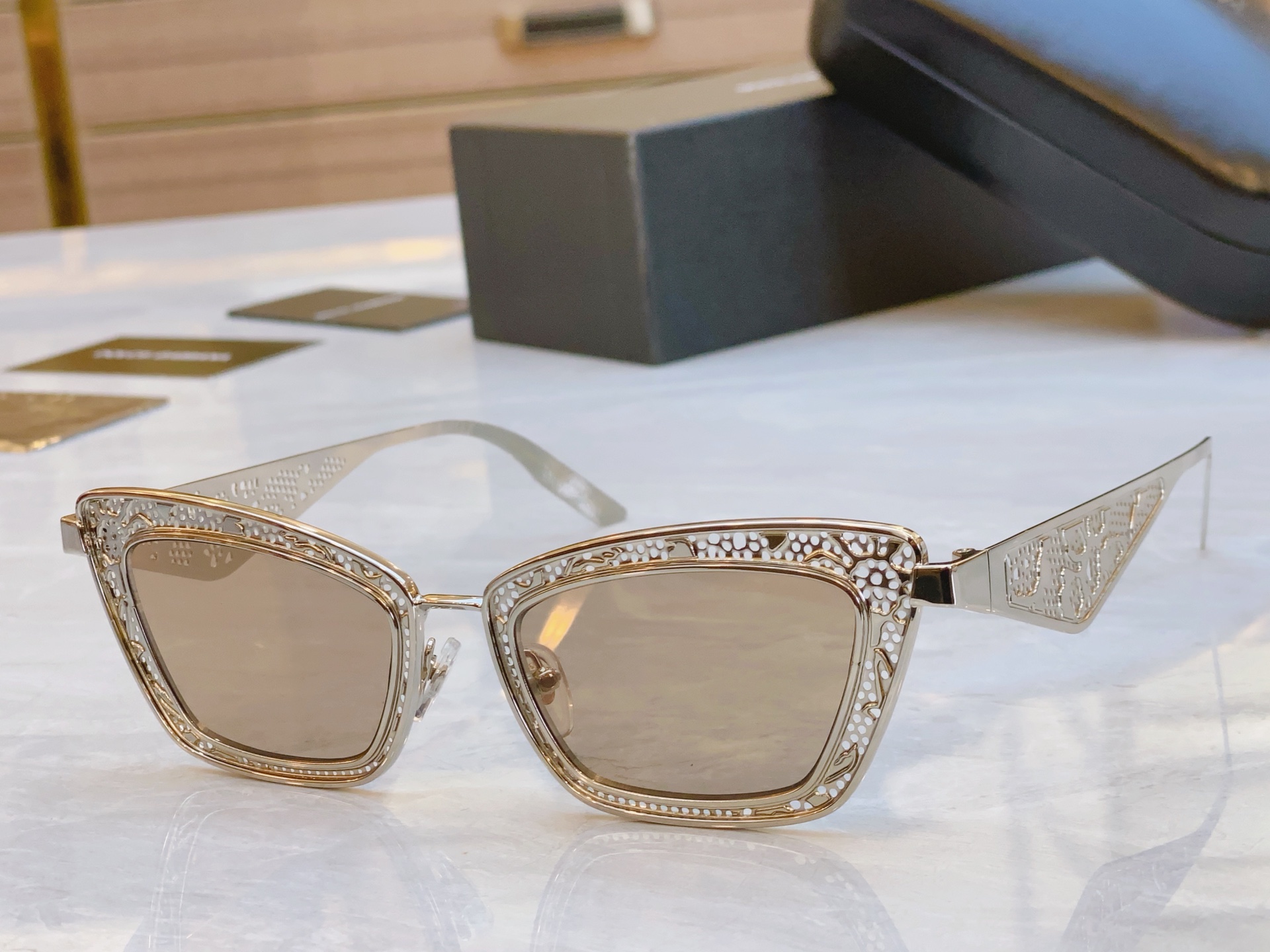 ，【DOLCE & GABBAN*】D*G新款太阳镜，MODEL：DG2311，SIZE：51口20-1