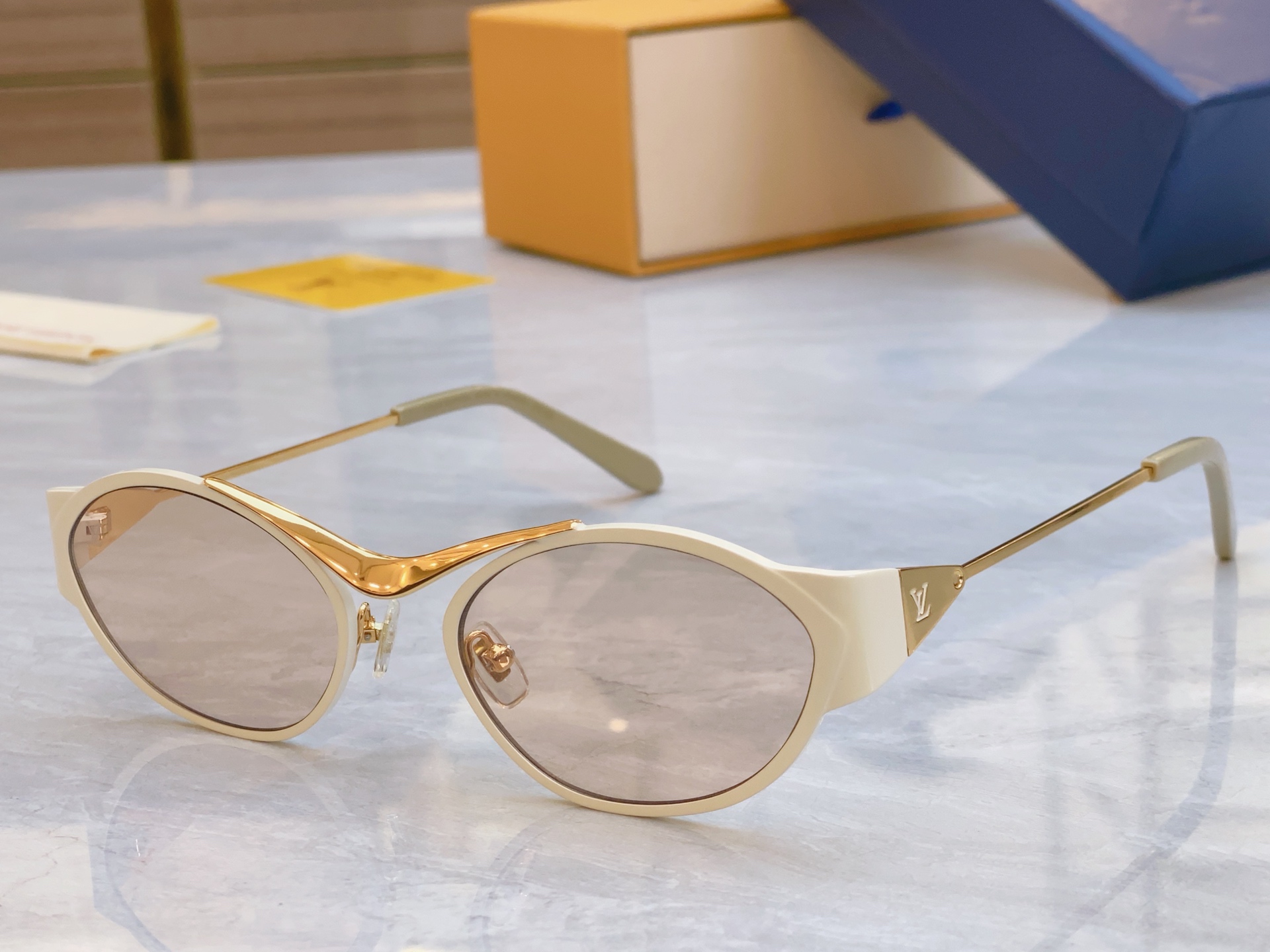 ，【LOUIS VUITTO*】路易*威登新款太阳镜，MODEL：Z2044U，SIZE：56口19-1