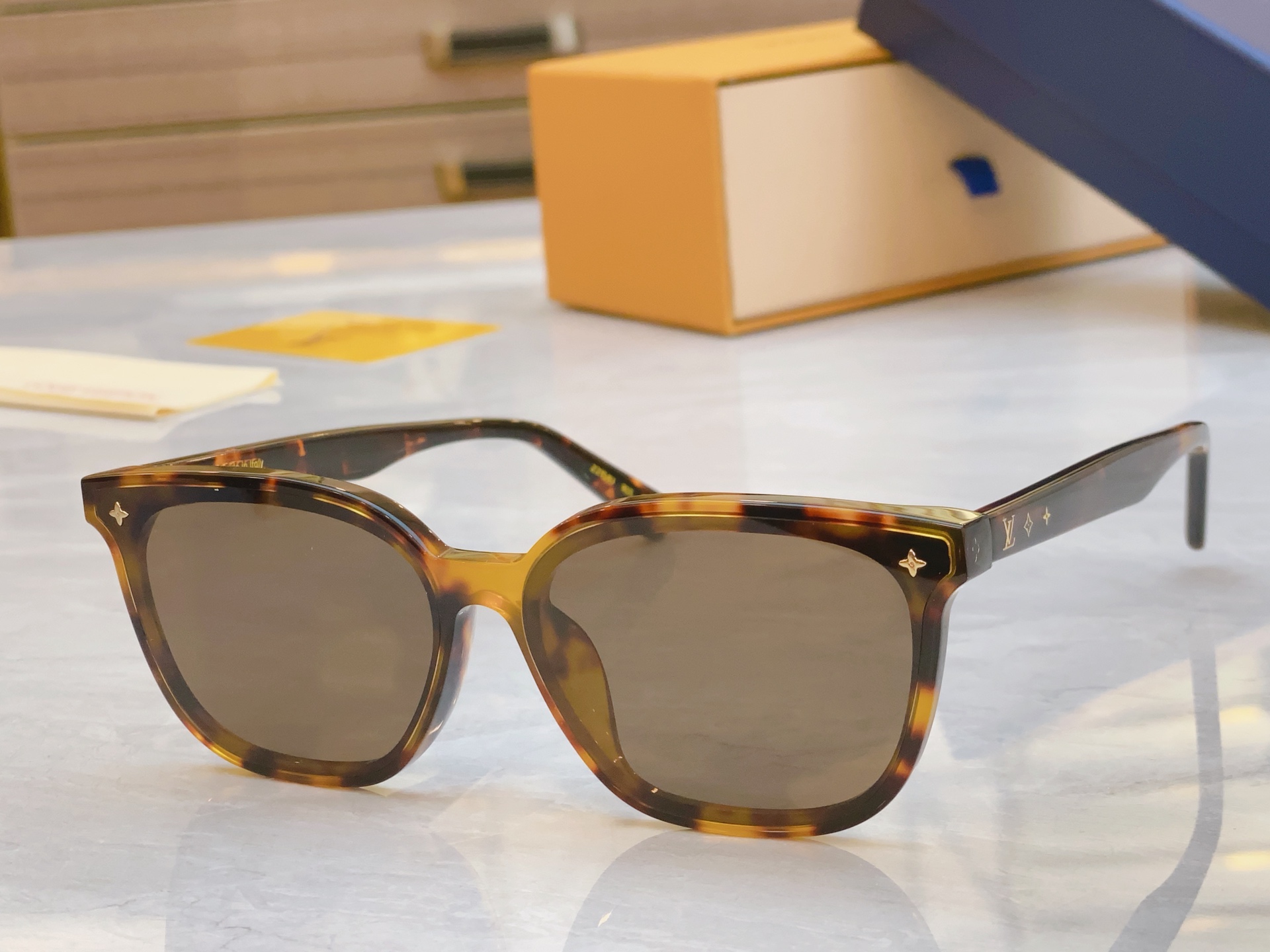 ，【LOUIS VUITTO*】路易*威登新款太阳镜，MODEL：Z2136U，SIZE：63口15-1