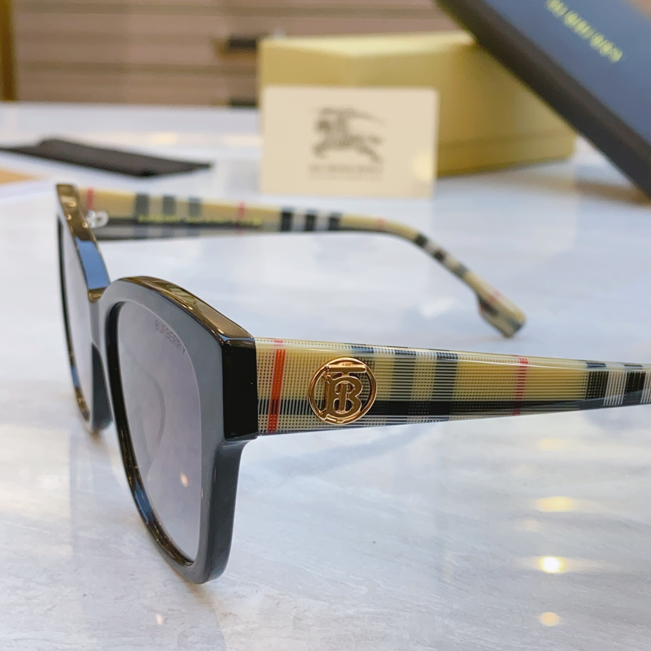 ，【BURBERR*】巴宝*莉新款太阳镜🕶️，MODEL：BE6011，SIZE：54口19-140
