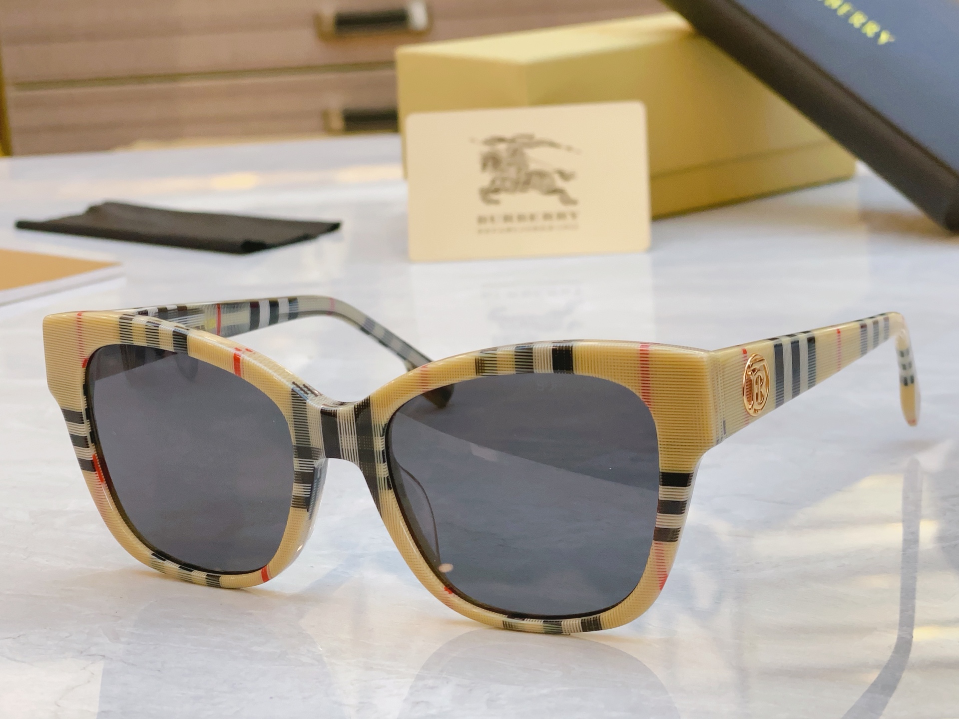 ，【BURBERR*】巴宝*莉新款太阳镜🕶️，MODEL：BE6011，SIZE：54口19-140