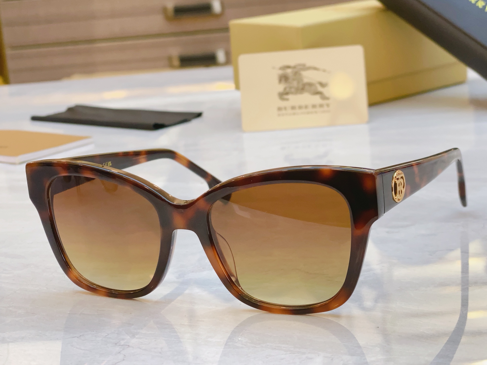 ，【BURBERR*】巴宝*莉新款太阳镜🕶️，MODEL：BE6011，SIZE：54口19-140