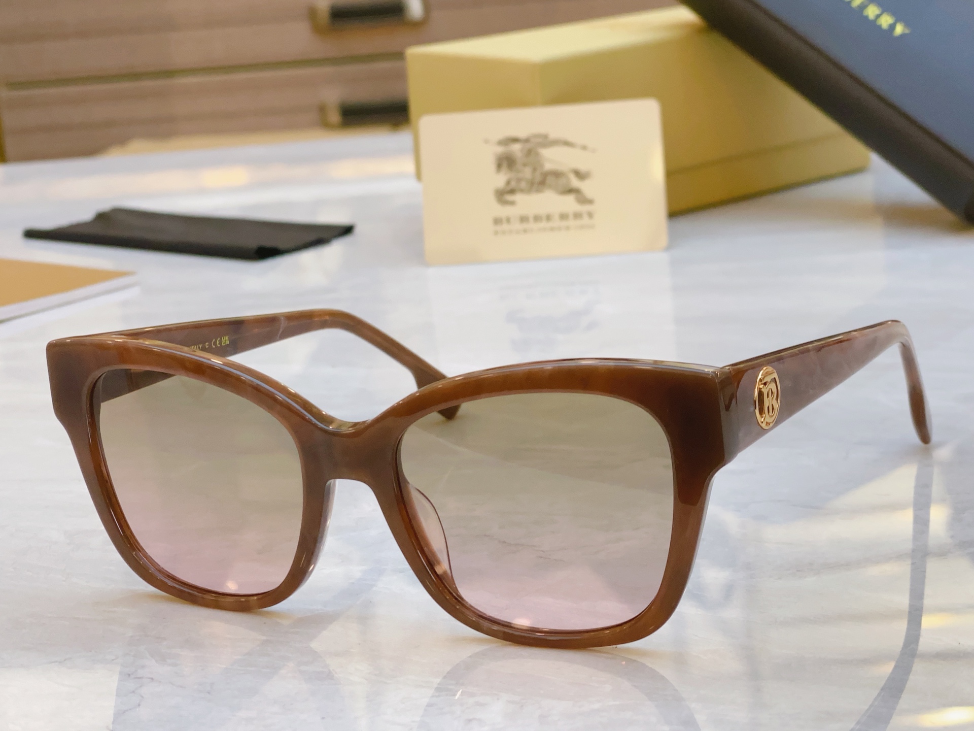 ，【BURBERR*】巴宝*莉新款太阳镜🕶️，MODEL：BE6011，SIZE：54口19-140
