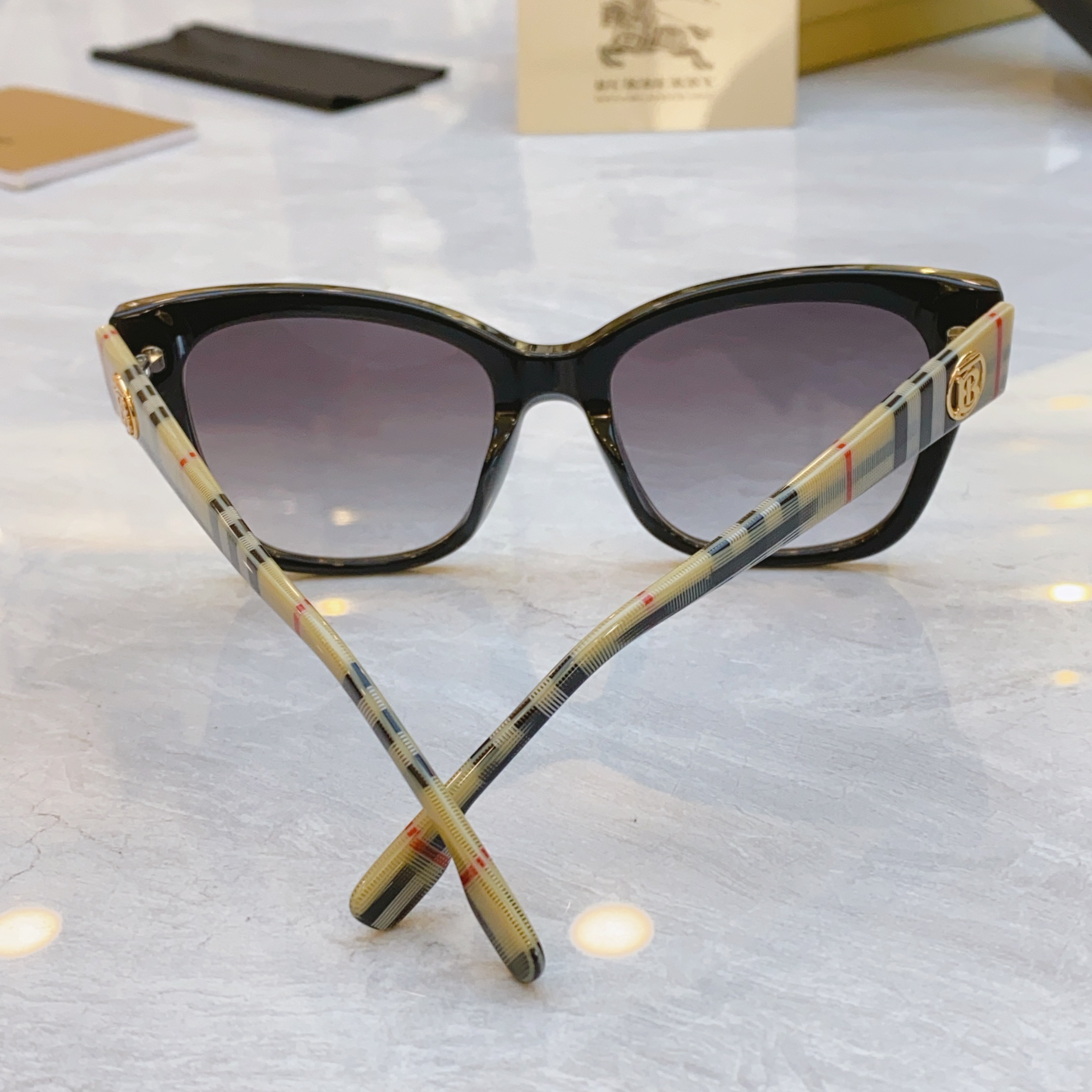 ，【BURBERR*】巴宝*莉新款太阳镜🕶️，MODEL：BE6011，SIZE：54口19-140