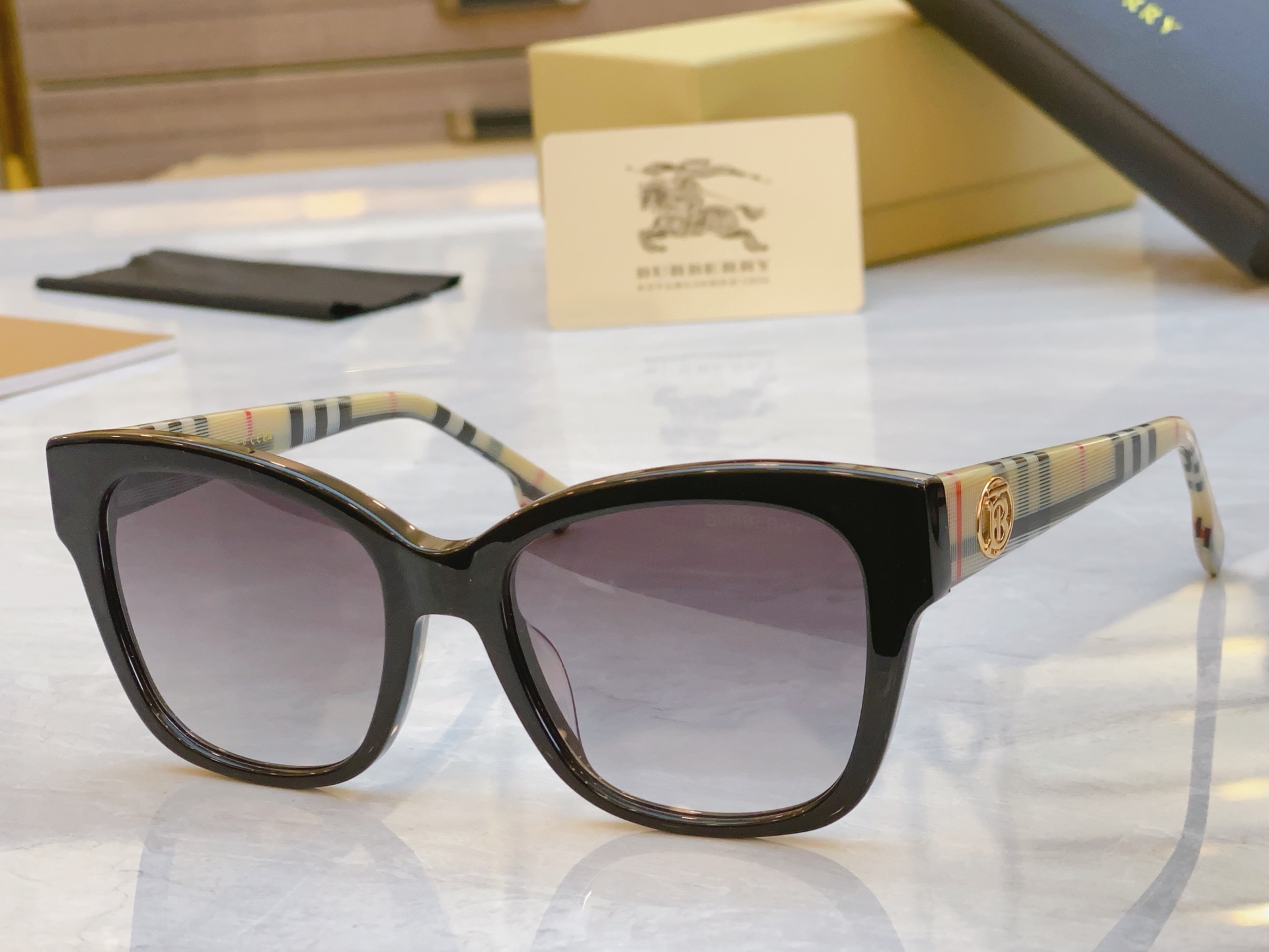 ，【BURBERR*】巴宝*莉新款太阳镜🕶️，MODEL：BE6011，SIZE：54口19-140