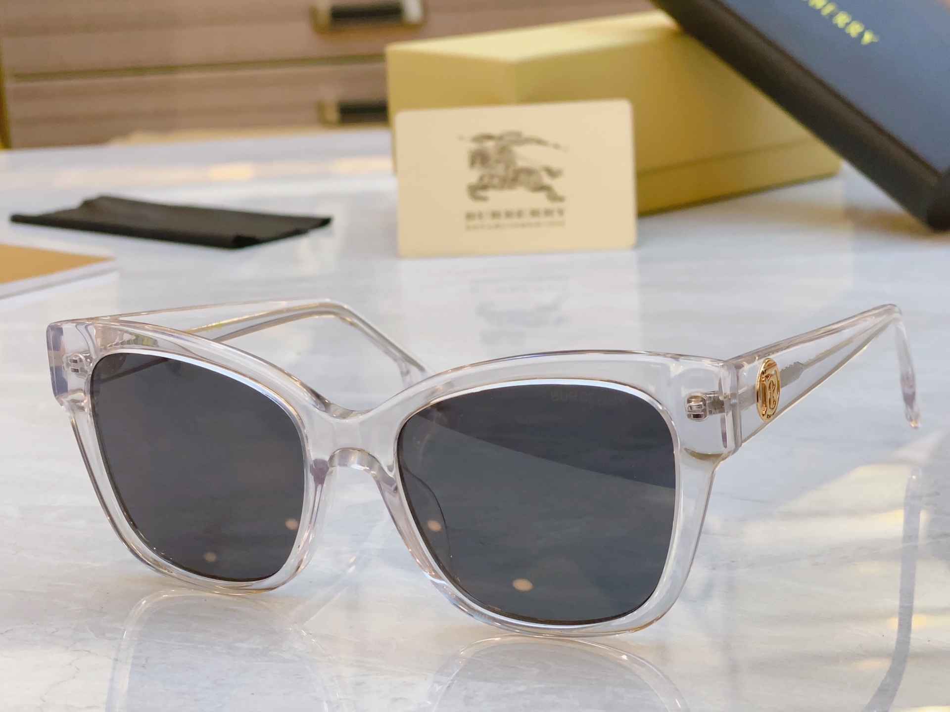 ，【BURBERR*】巴宝*莉新款太阳镜🕶️，MODEL：BE6011，SIZE：54口19-140