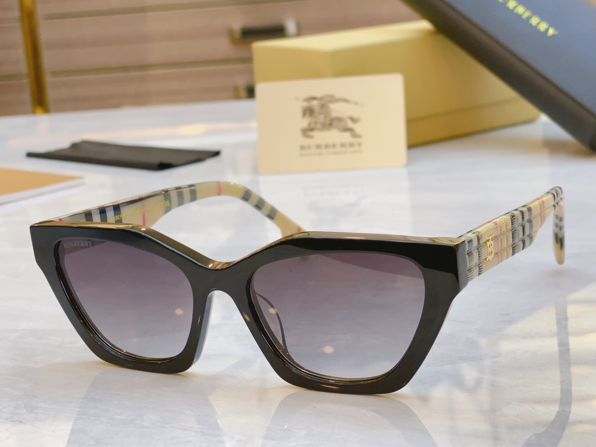 ，【BURBERR*】巴宝*莉新款太阳镜🕶️，MODEL：BE6012，SIZE：55口18-145