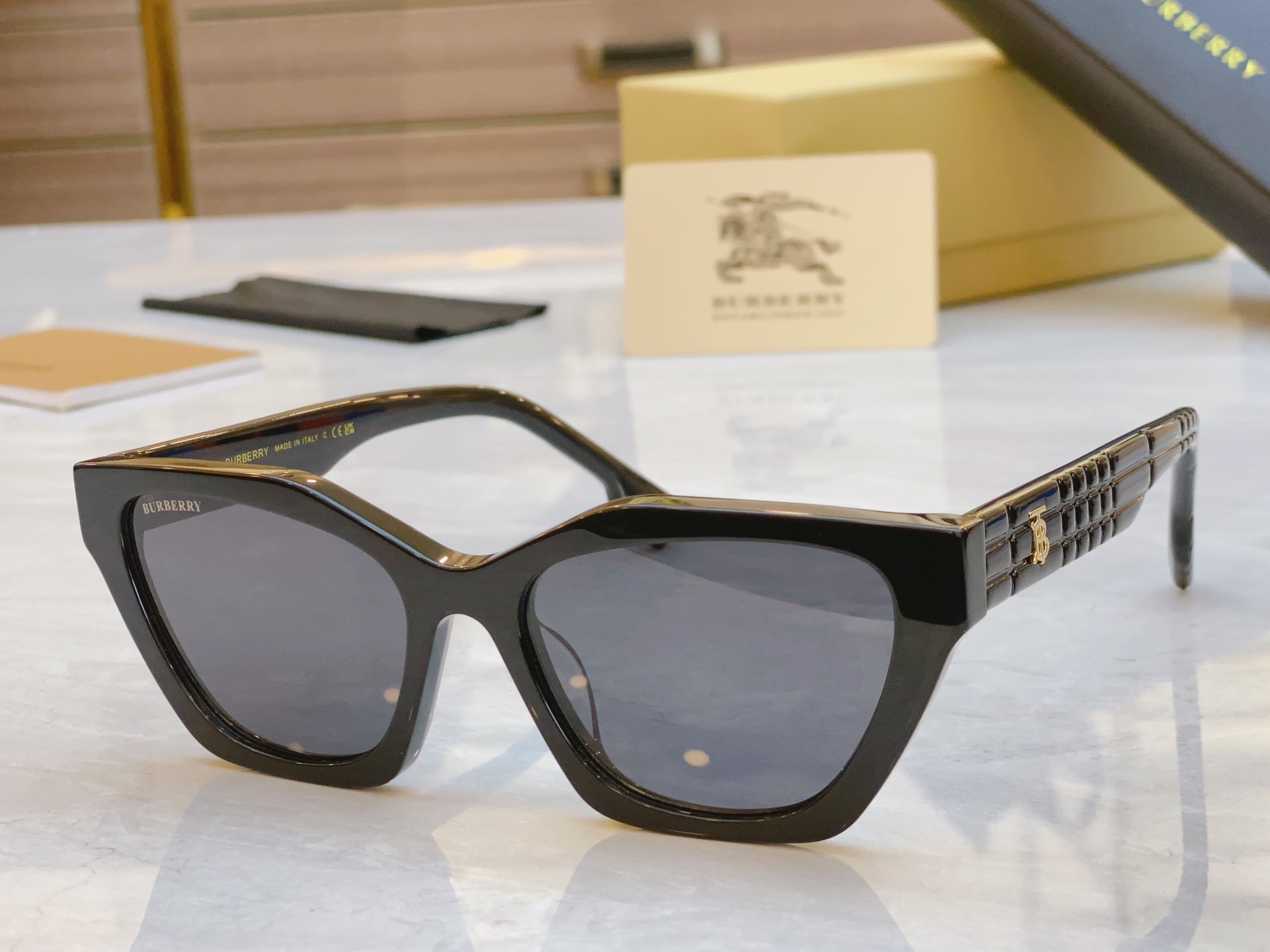 ，【BURBERR*】巴宝*莉新款太阳镜🕶️，MODEL：BE6012，SIZE：55口18-145