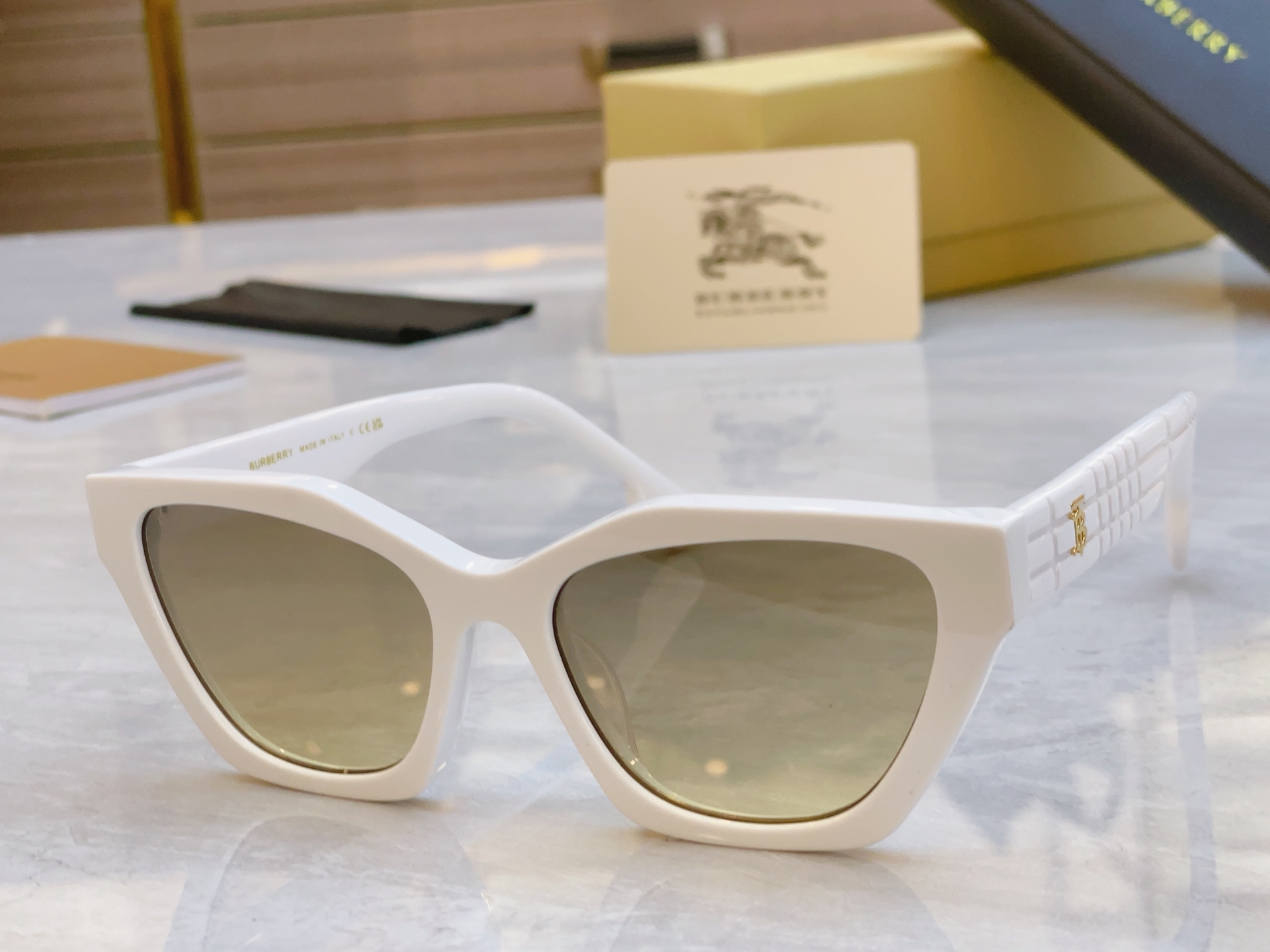 ，【BURBERR*】巴宝*莉新款太阳镜🕶️，MODEL：BE6012，SIZE：55口18-145