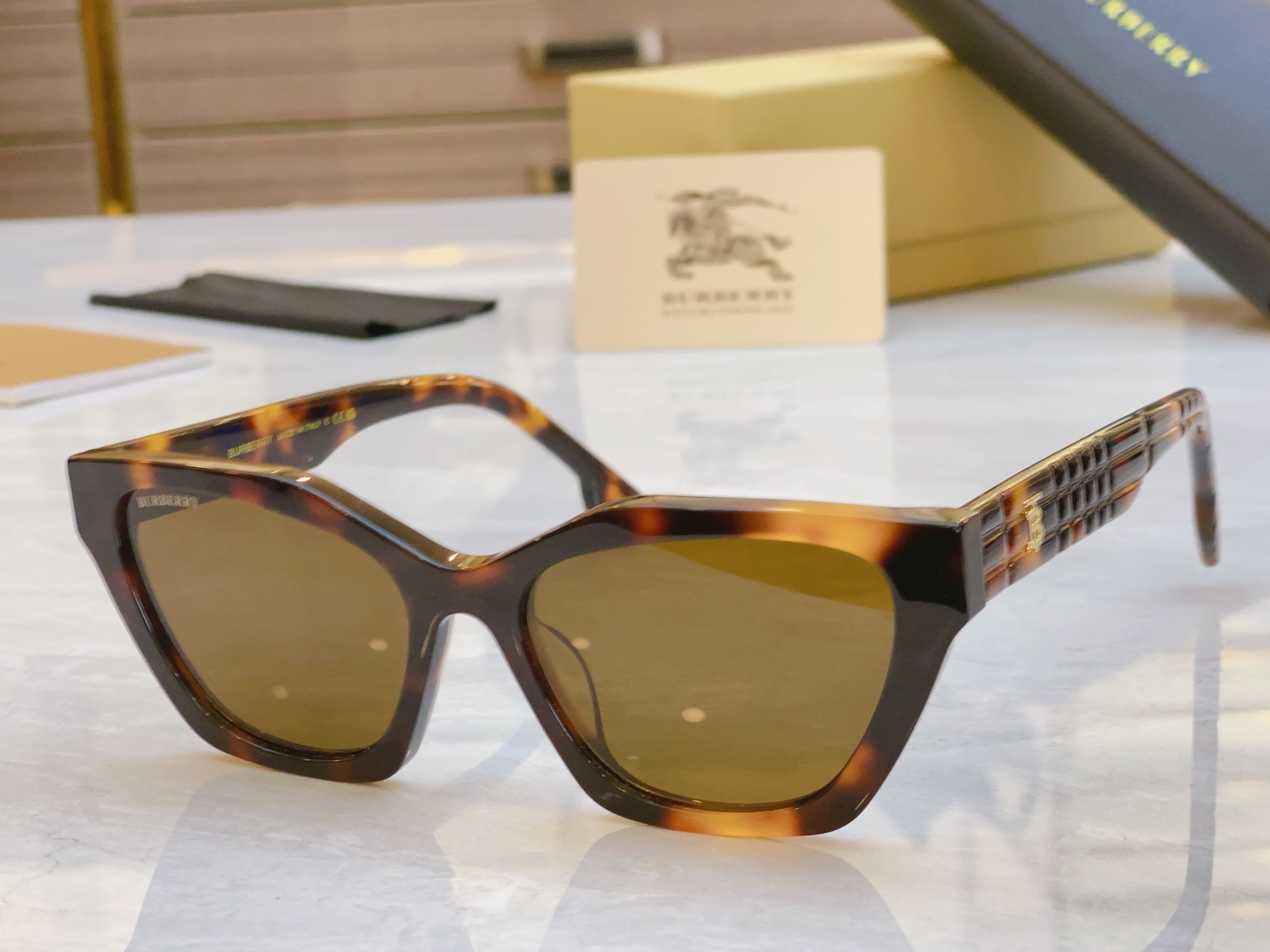 ，【BURBERR*】巴宝*莉新款太阳镜🕶️，MODEL：BE6012，SIZE：55口18-145