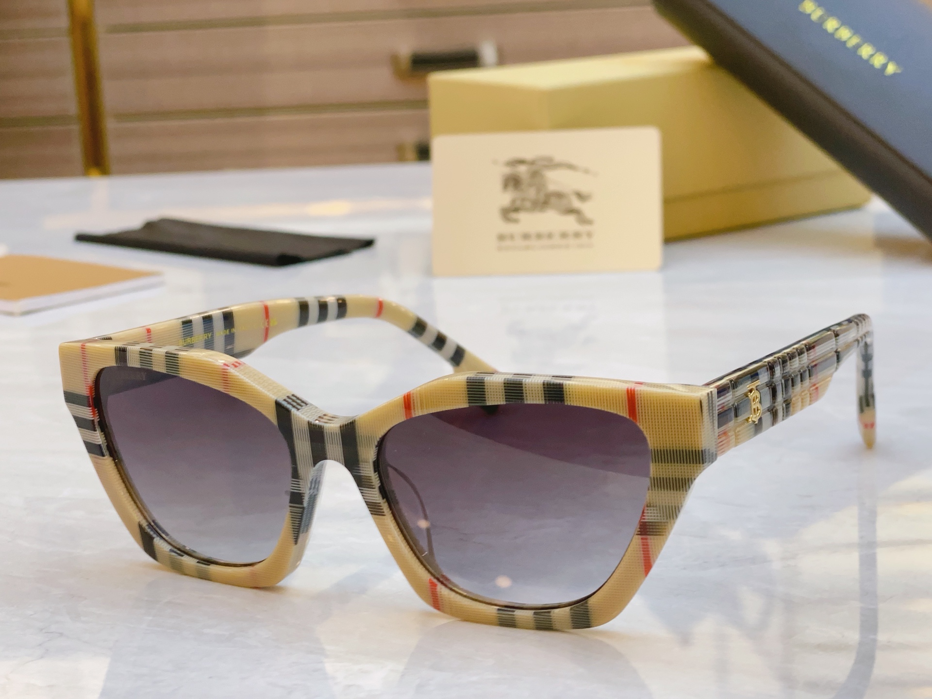 ，【BURBERR*】巴宝*莉新款太阳镜🕶️，MODEL：BE6012，SIZE：55口18-145