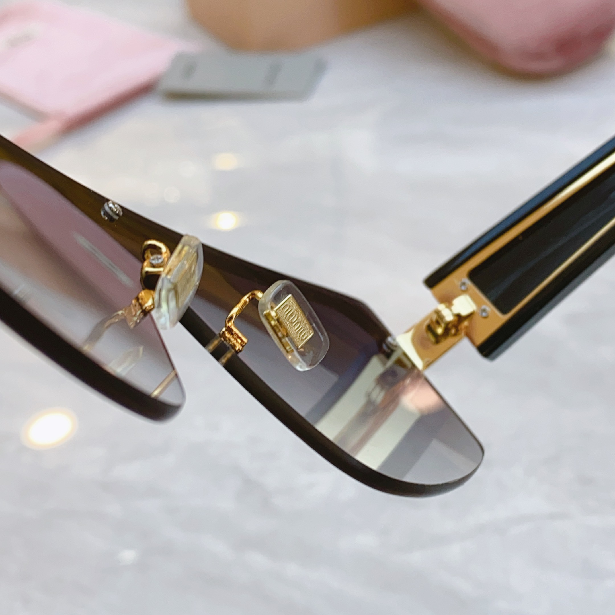 ，【MIU MI*】缪缪新款太阳镜，MODELSMU 135AV，SIZE：133口0-142