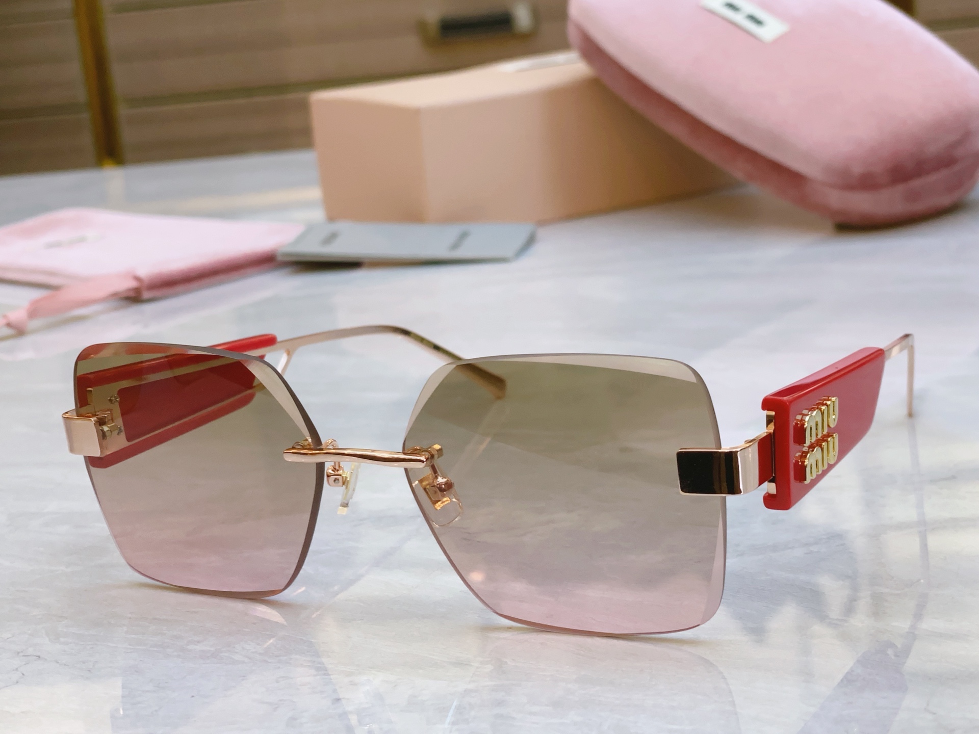 ，【MIU MI*】缪缪新款太阳镜，MODELSMU 137AV，SIZE：58口17-142