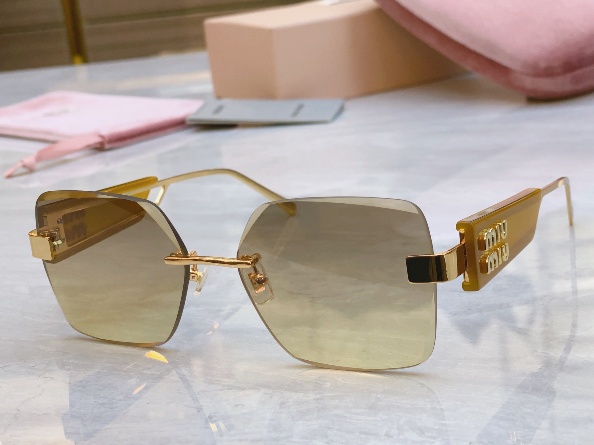 ，【MIU MI*】缪缪新款太阳镜，MODELSMU 137AV，SIZE：58口17-142