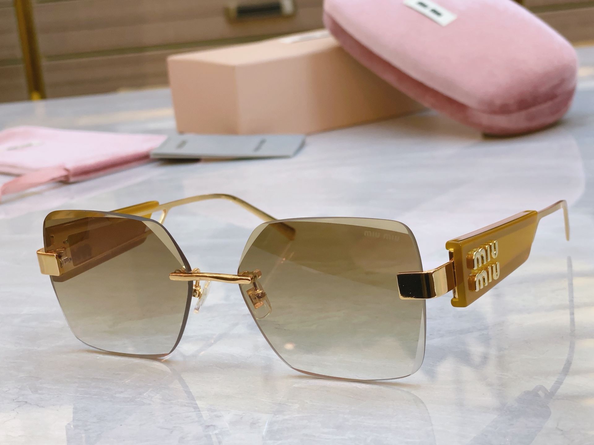 ，【MIU MI*】缪缪新款太阳镜，MODELSMU 137AV，SIZE：58口17-142