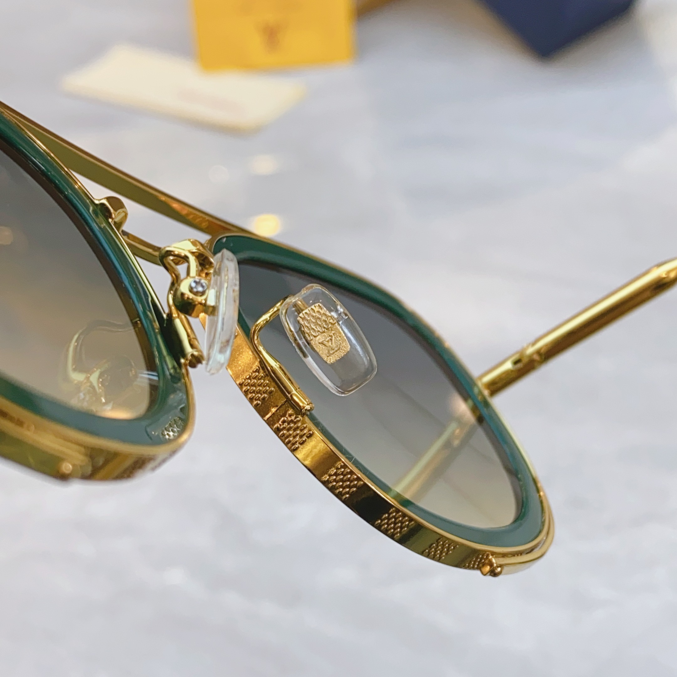 ，【LOUIS VUITTO*】路易*威登新款太阳镜，MODEL：Z2136U，SIZE：52口24-1