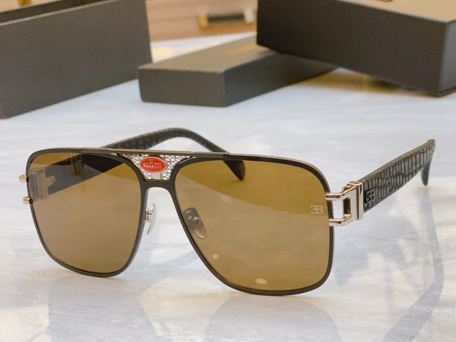 ，【BUGATT*】布加*迪新款太阳镜，MODEL：12-BK/SZ，SIZE：53口15-147 配送