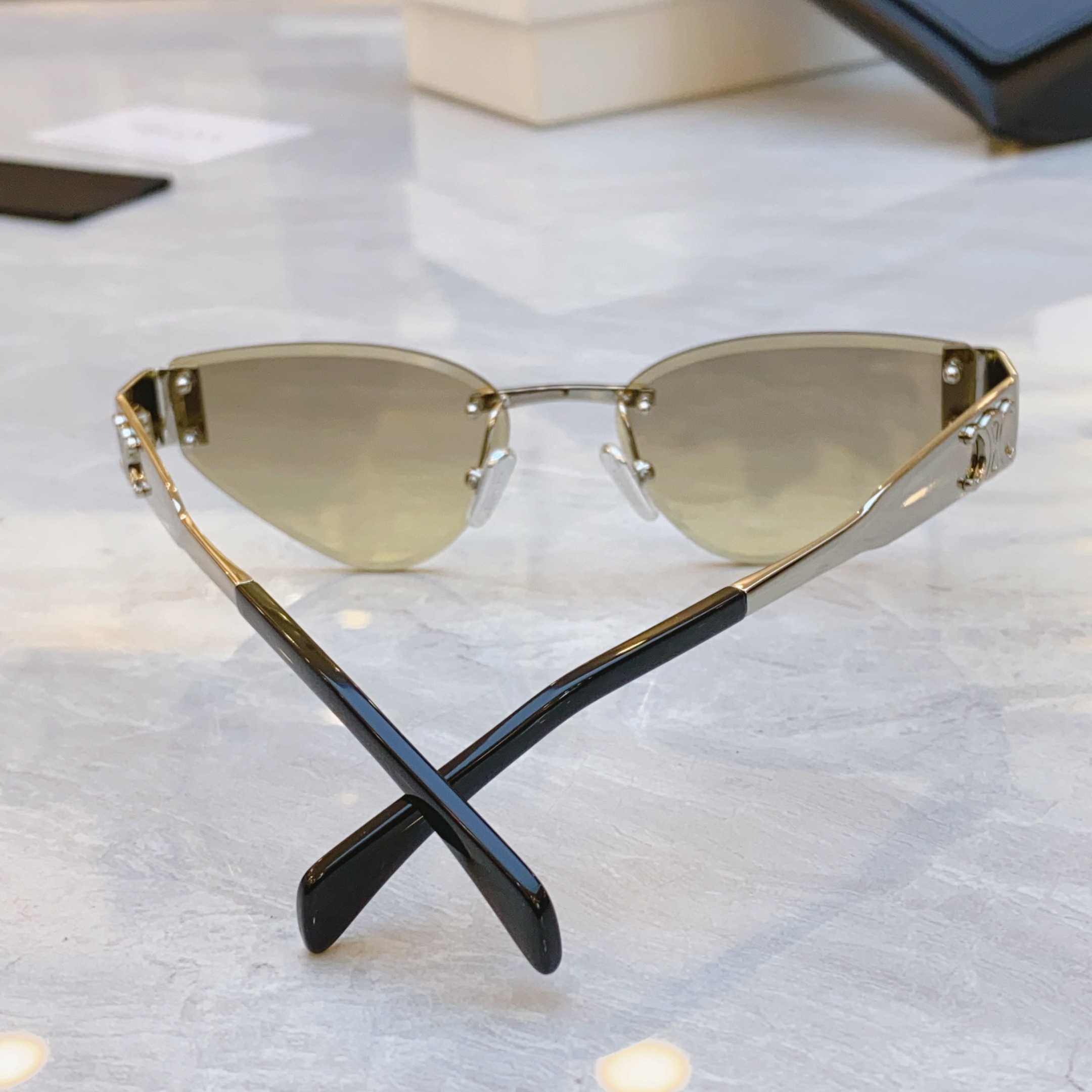 ，【CELIN*】赛*琳新款太阳镜， MODELCL42122U ，SIZE 56口17-142