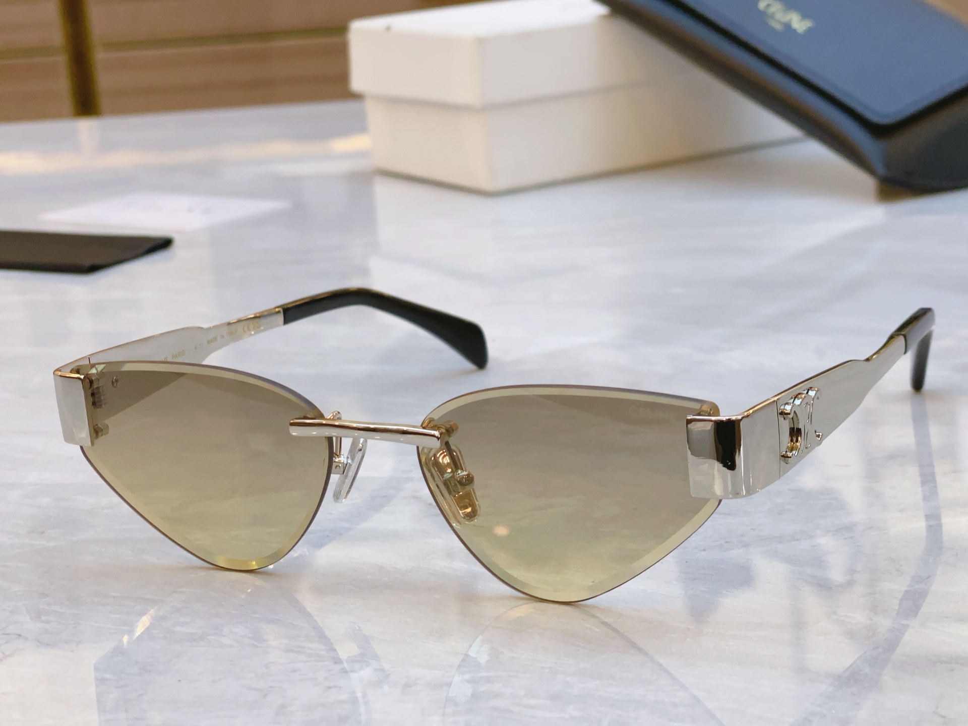 ，【CELIN*】赛*琳新款太阳镜， MODELCL42122U ，SIZE 56口17-142