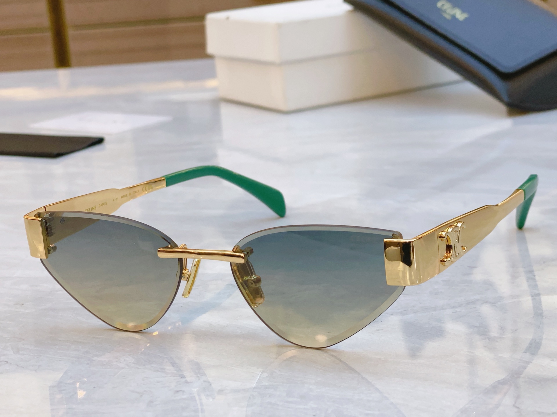 ，【CELIN*】赛*琳新款太阳镜， MODELCL42122U ，SIZE 56口17-142