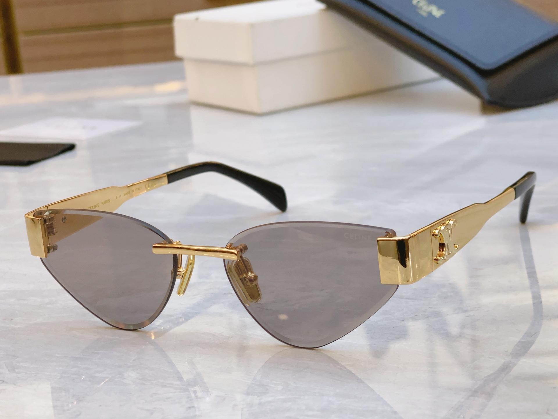 ，【CELIN*】赛*琳新款太阳镜， MODELCL42122U ，SIZE 56口17-142
