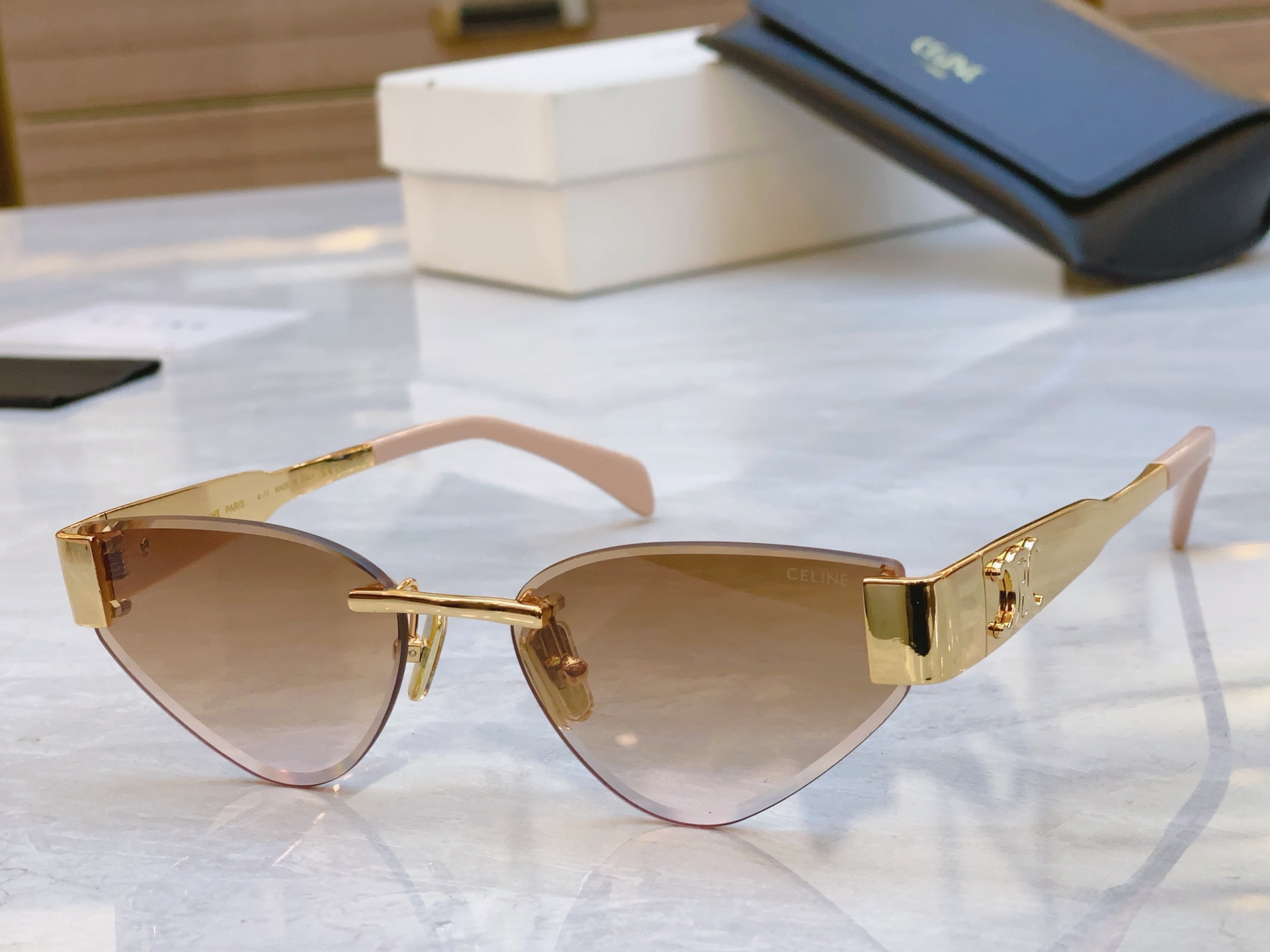 ，【CELIN*】赛*琳新款太阳镜， MODELCL42122U ，SIZE 56口17-142