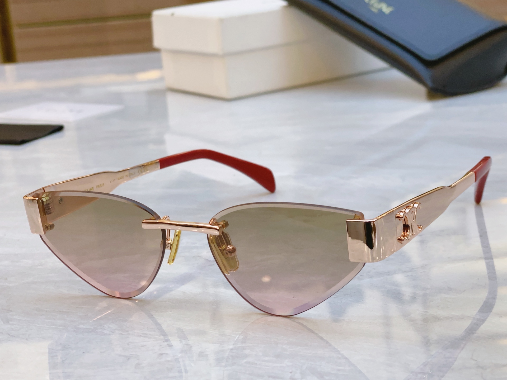 ，【CELIN*】赛*琳新款太阳镜， MODELCL42122U ，SIZE 56口17-142