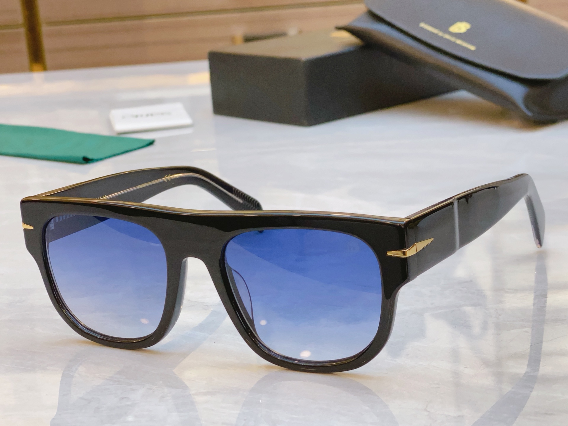 ，【DAVID BECKH*】贝克*汉姆新款太阳镜🕶️，MODEL：DB7044/S，SIZE：54口2