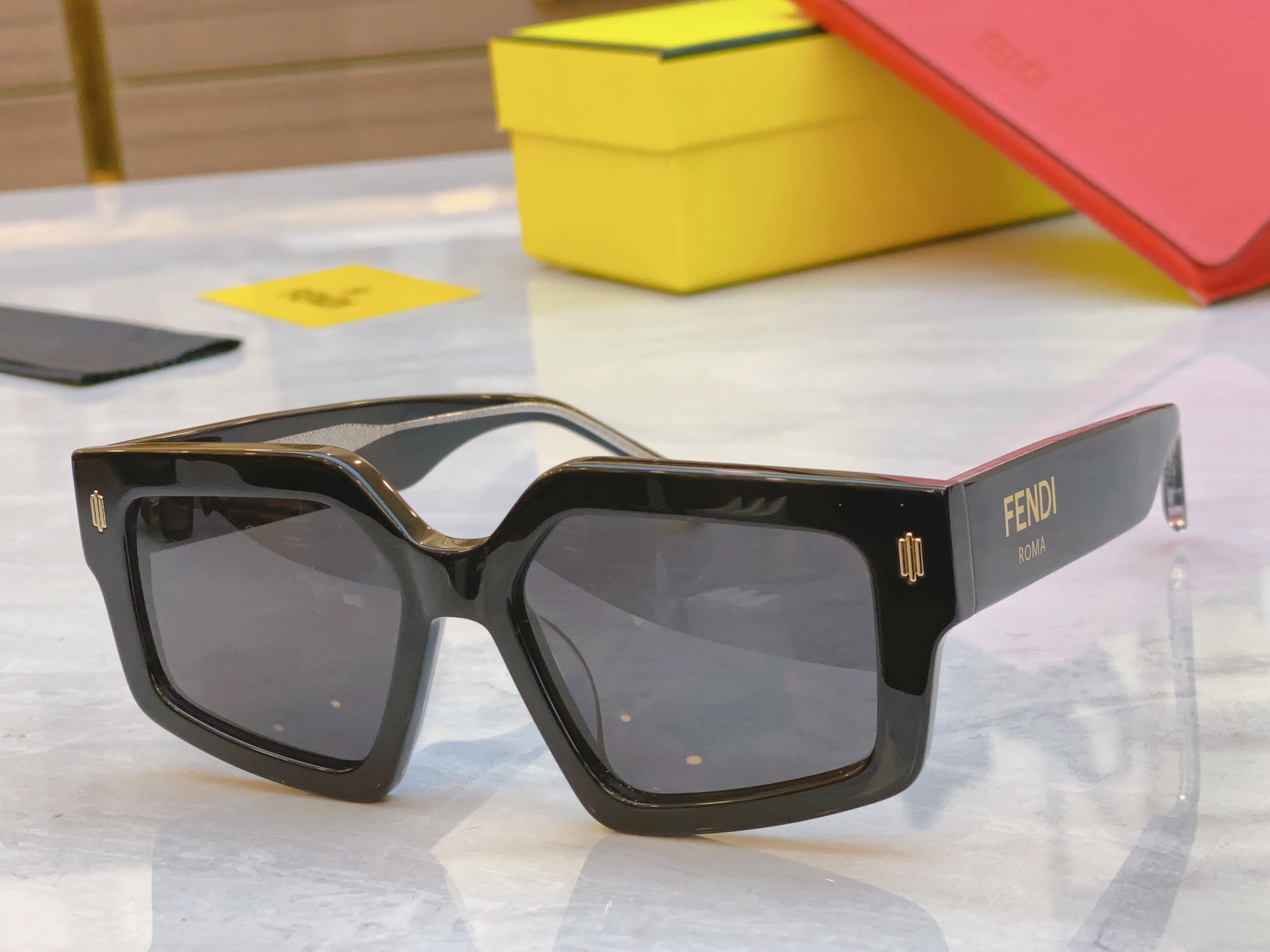 ，【FEN*】芬*迪新款太阳镜🕶️，
MODEL：FE 40162i ，SIZE：52口17-145