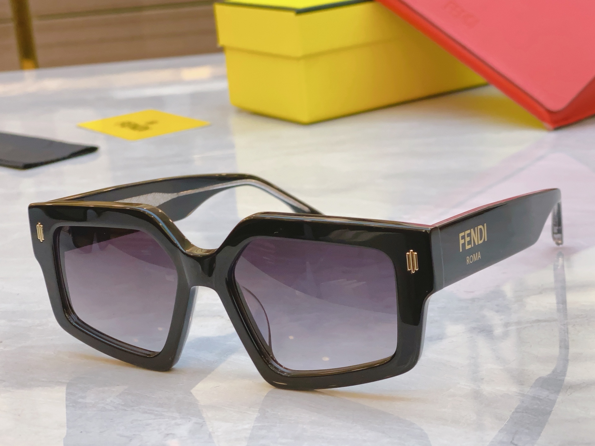 ，【FEN*】芬*迪新款太阳镜🕶️，
MODEL：FE 40162i ，SIZE：52口17-145
