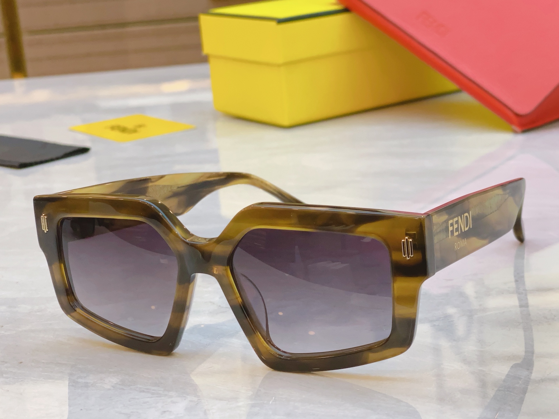，【FEN*】芬*迪新款太阳镜🕶️，
MODEL：FE 40162i ，SIZE：52口17-145