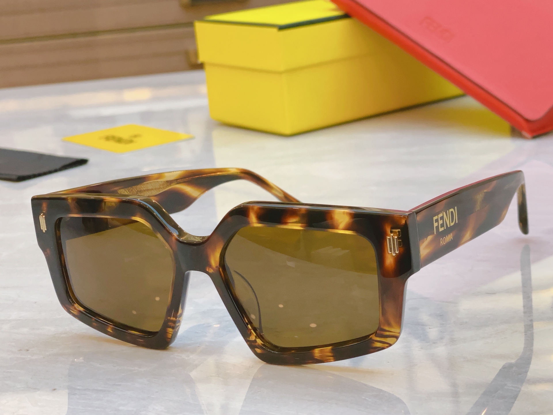 ，【FEN*】芬*迪新款太阳镜🕶️，
MODEL：FE 40162i ，SIZE：52口17-145
