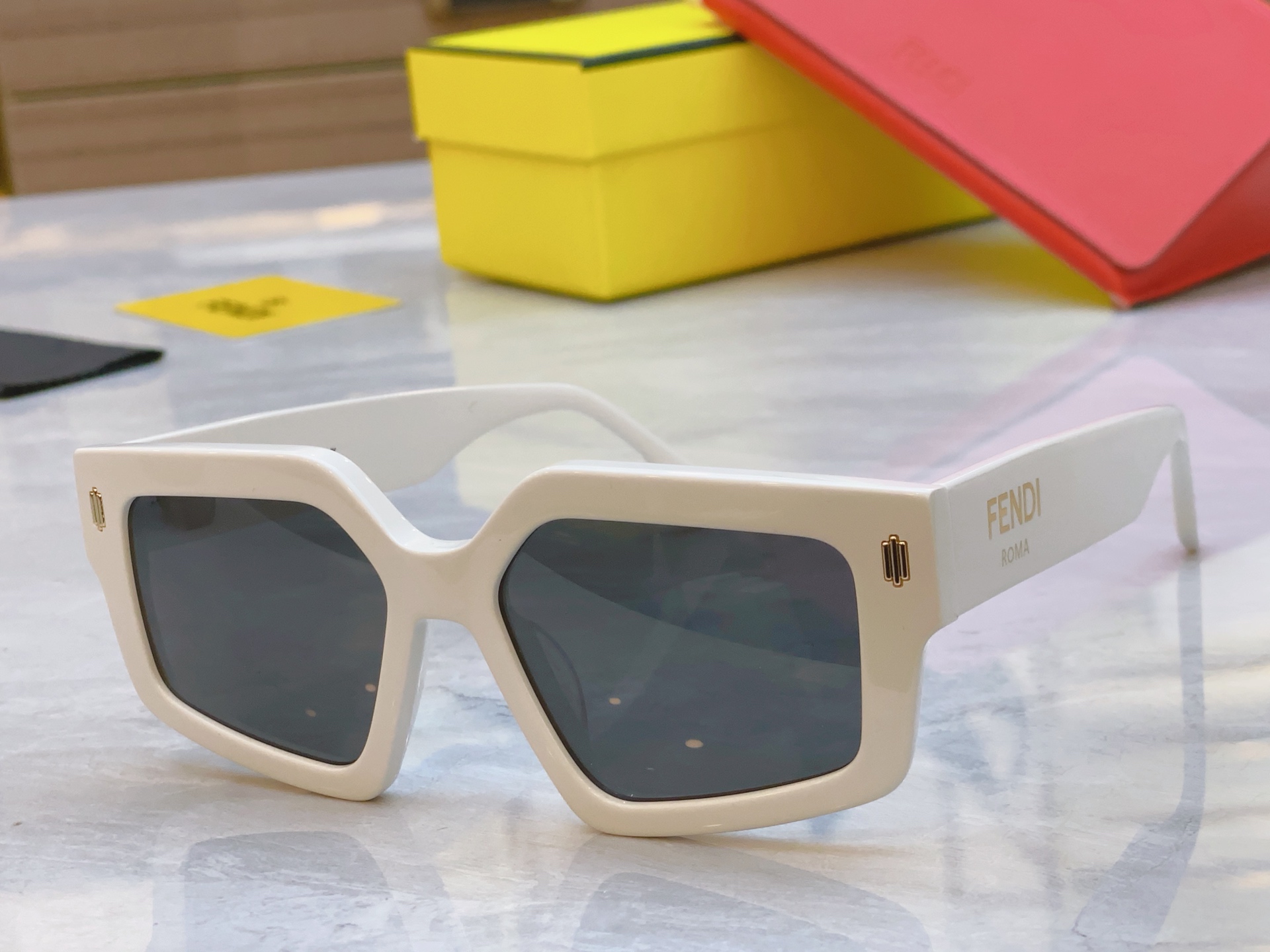 ，【FEN*】芬*迪新款太阳镜🕶️，
MODEL：FE 40162i ，SIZE：52口17-145