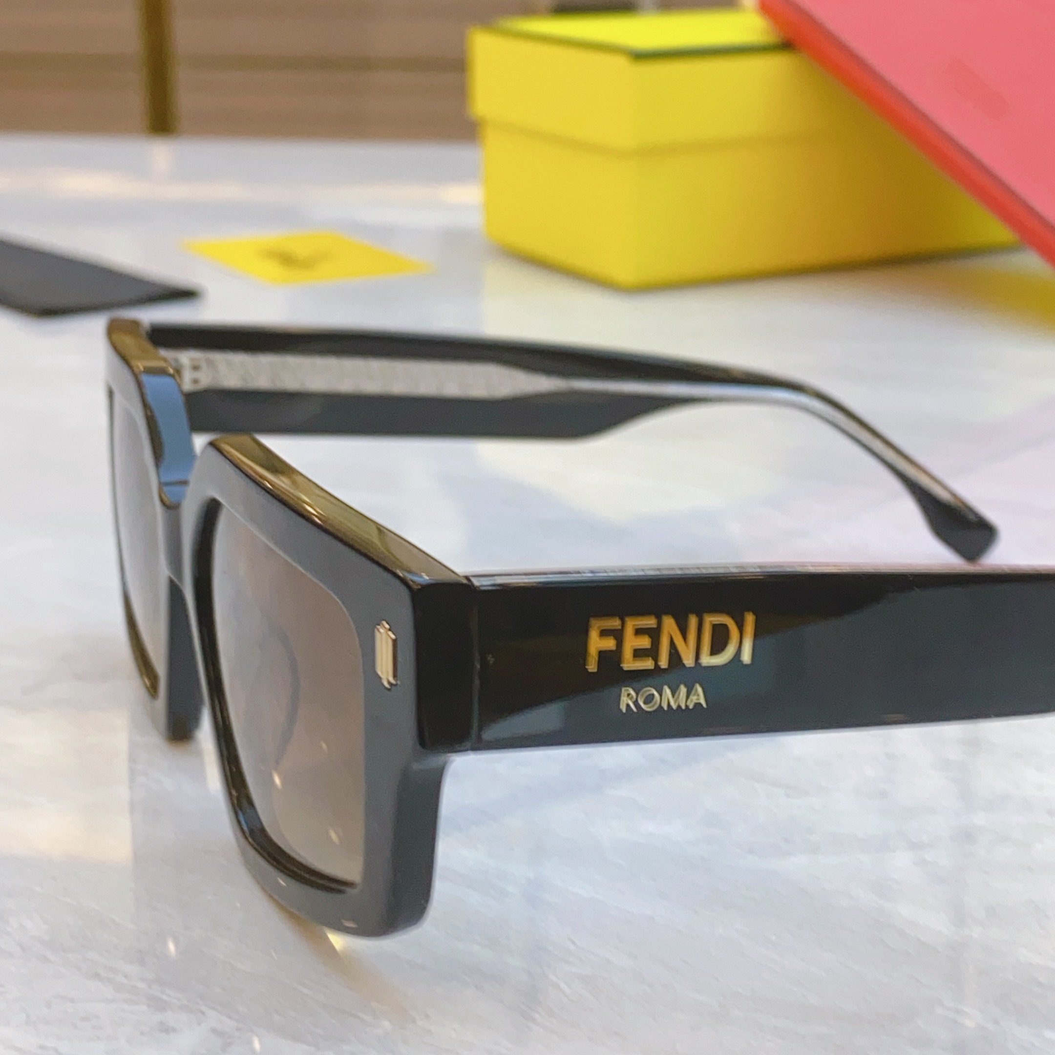 ，【FEN*】芬*迪新款太阳镜🕶️，
MODEL：FE 40162i ，SIZE：52口17-145
