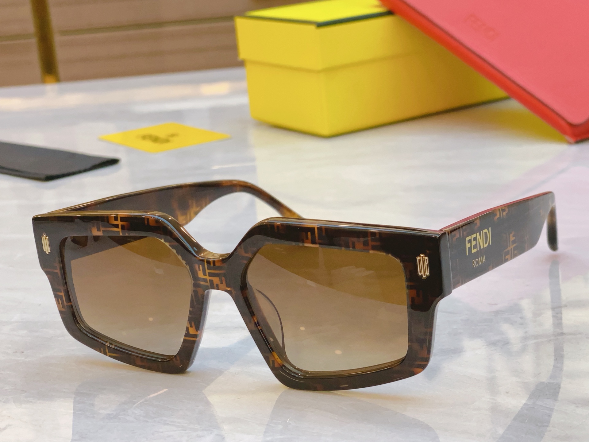 ，【FEN*】芬*迪新款太阳镜🕶️，
MODEL：FE 40162i ，SIZE：52口17-145
