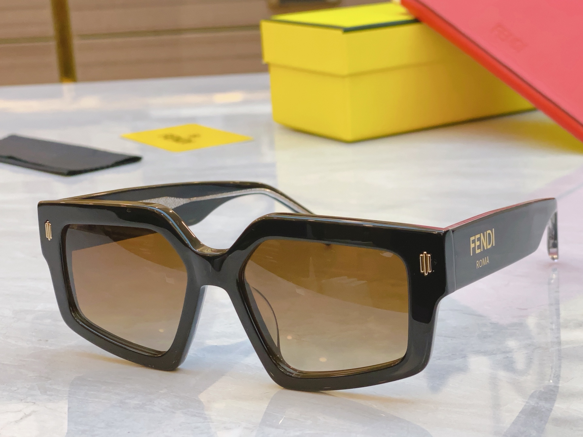 ，【FEN*】芬*迪新款太阳镜🕶️，
MODEL：FE 40162i ，SIZE：52口17-145