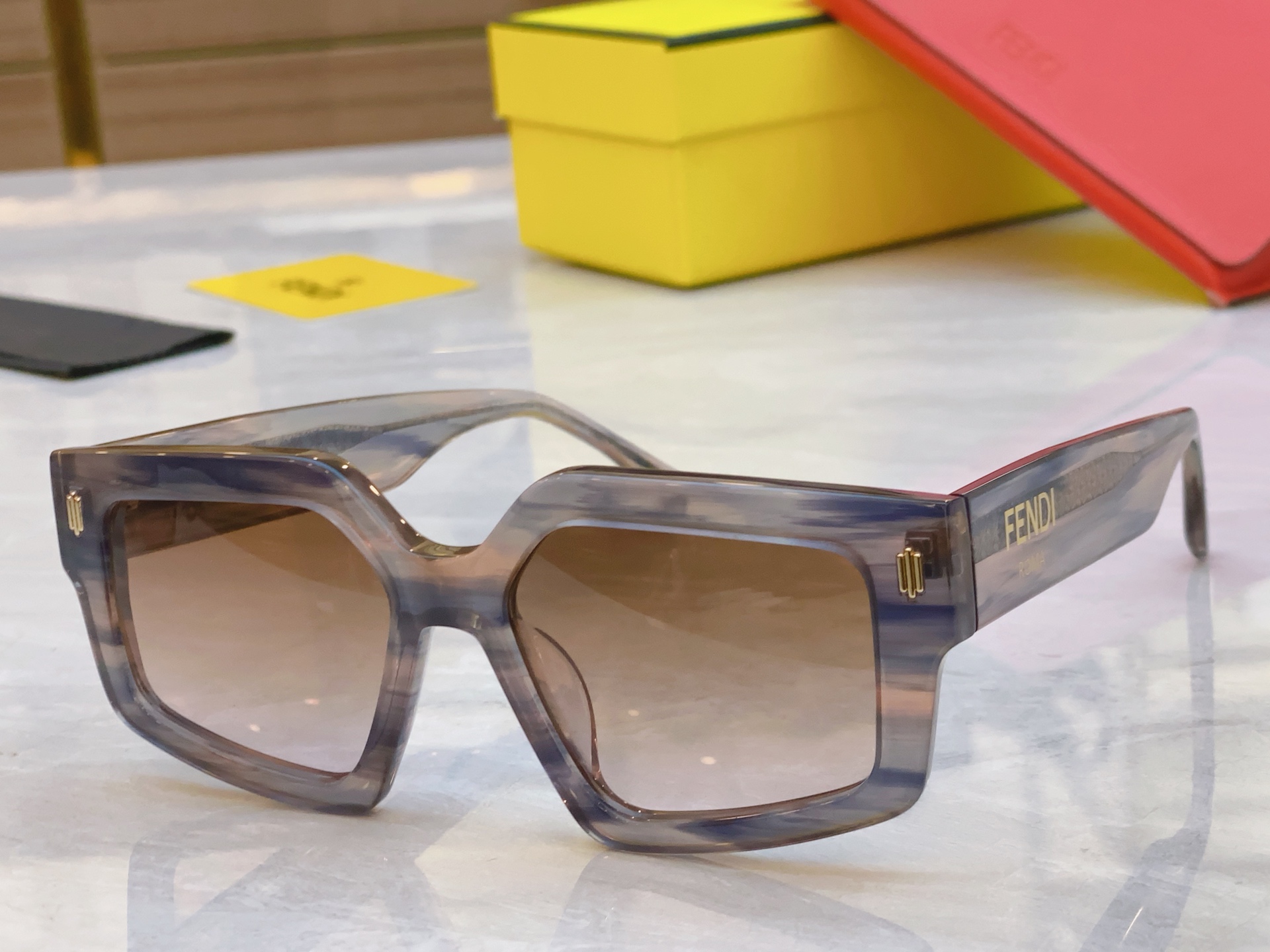 ，【FEN*】芬*迪新款太阳镜🕶️，
MODEL：FE 40162i ，SIZE：52口17-145