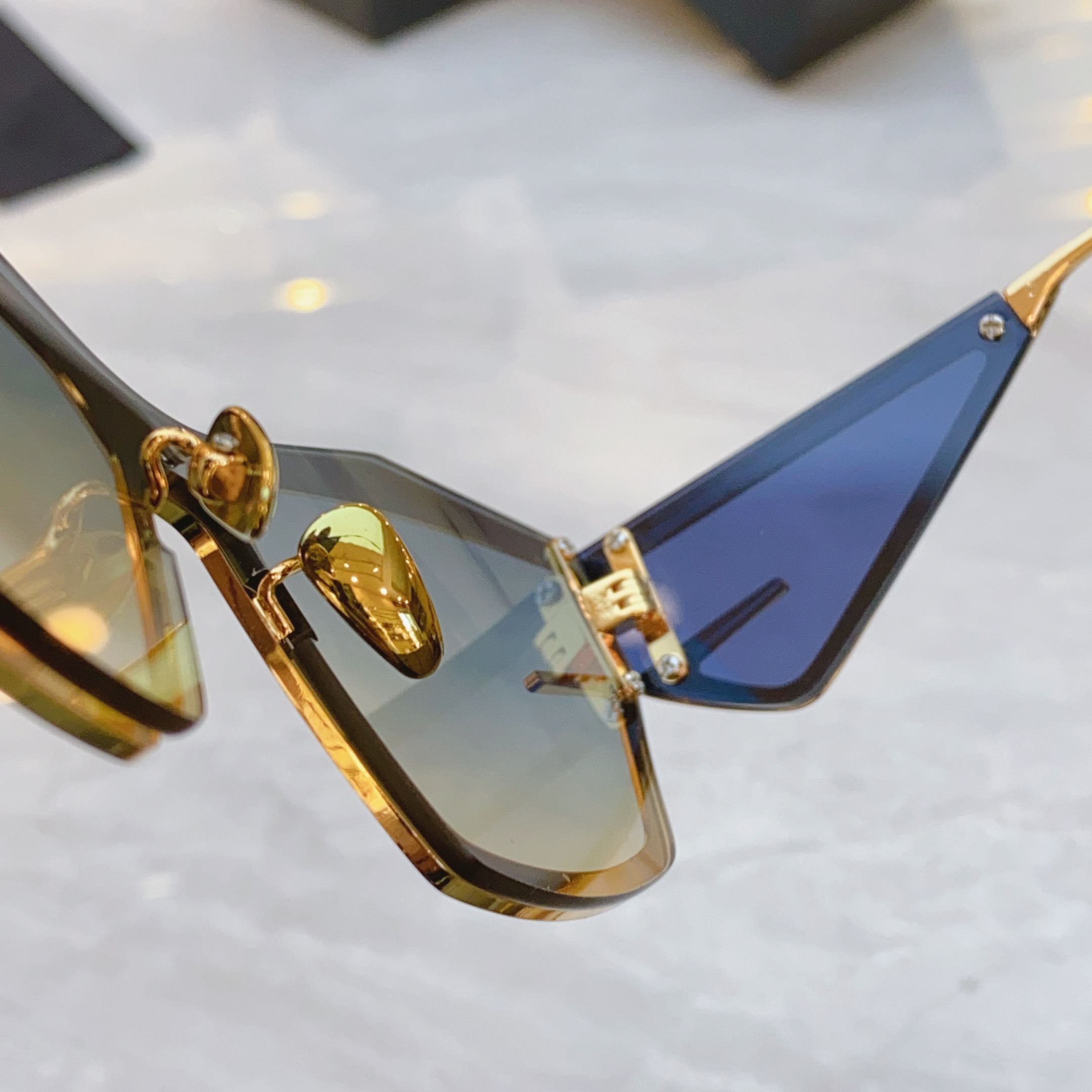 ，【GIVENCH*】纪梵*希新款太阳镜🕶️，MODEL：GV4066U，SIZE：61口18-138