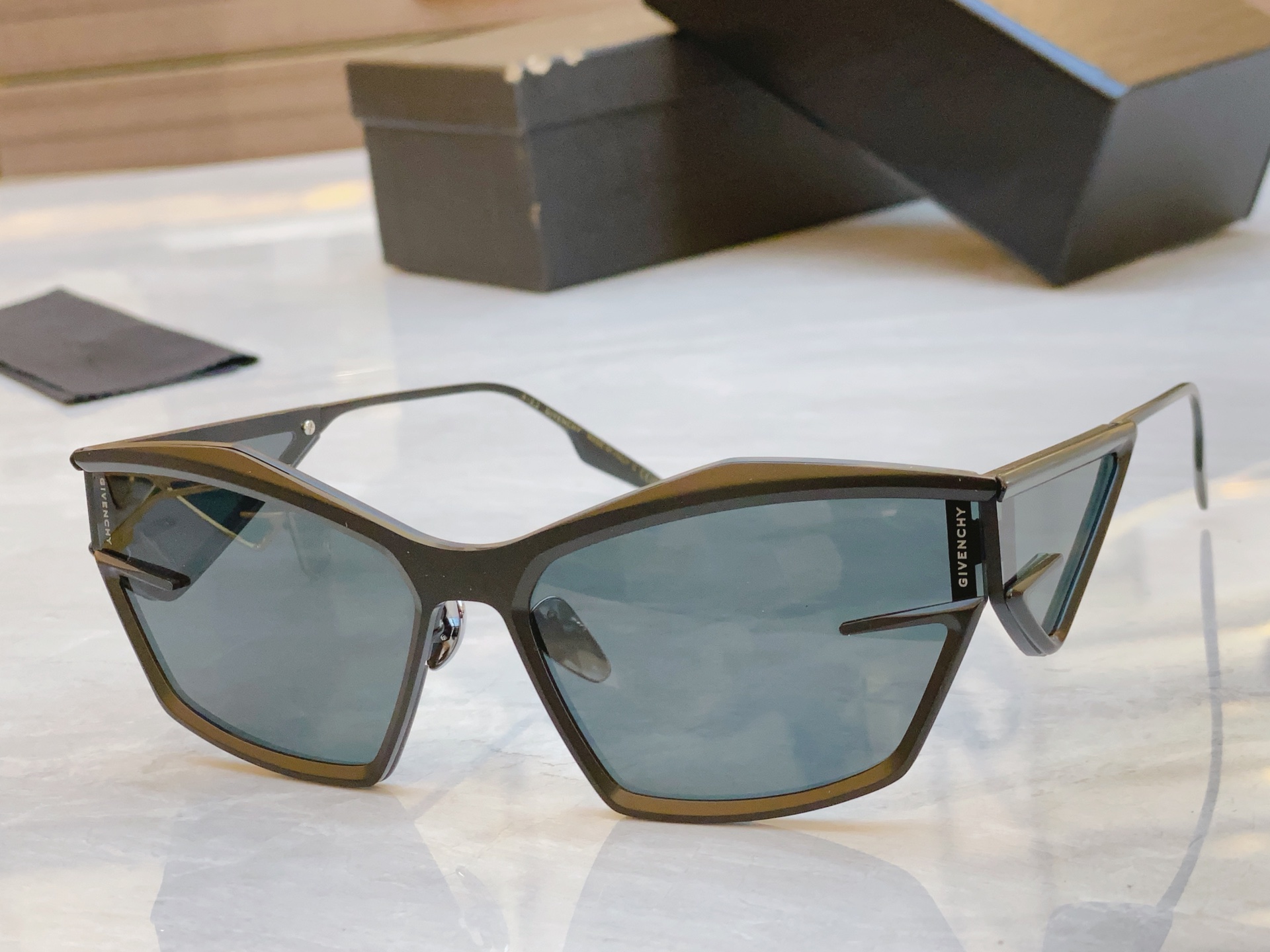 ，【GIVENCH*】纪梵*希新款太阳镜🕶️，MODEL：GV4066U，SIZE：61口18-138