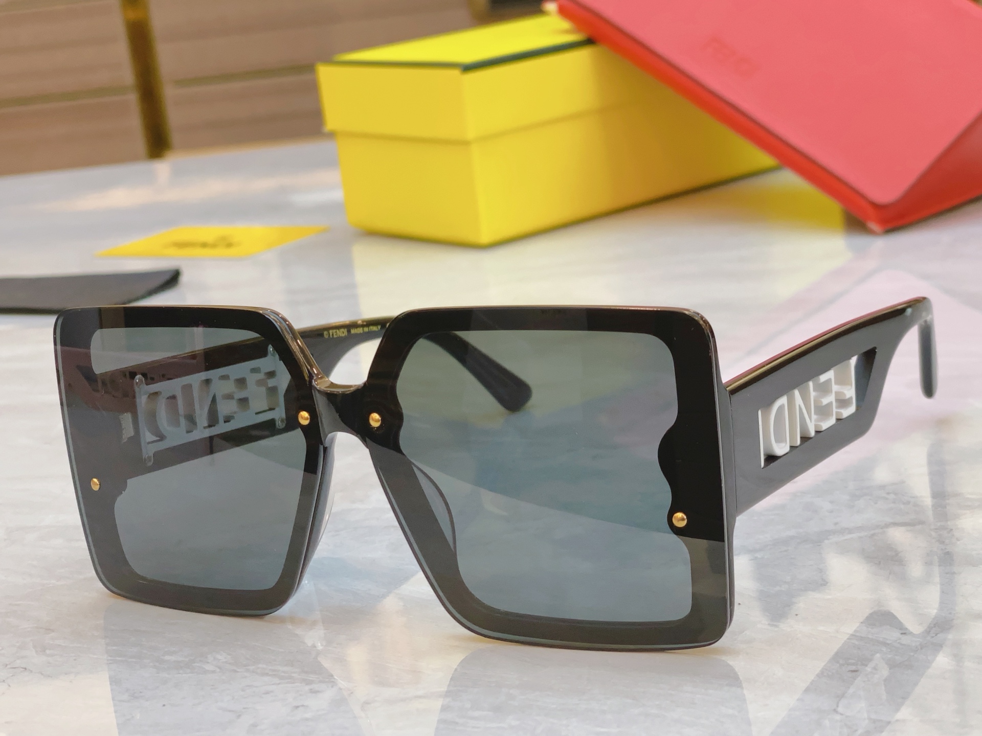 ，【FEN*】芬*迪新款太阳镜🕶️，
MODEL：FE 50076F ，SIZE：69口10-145
