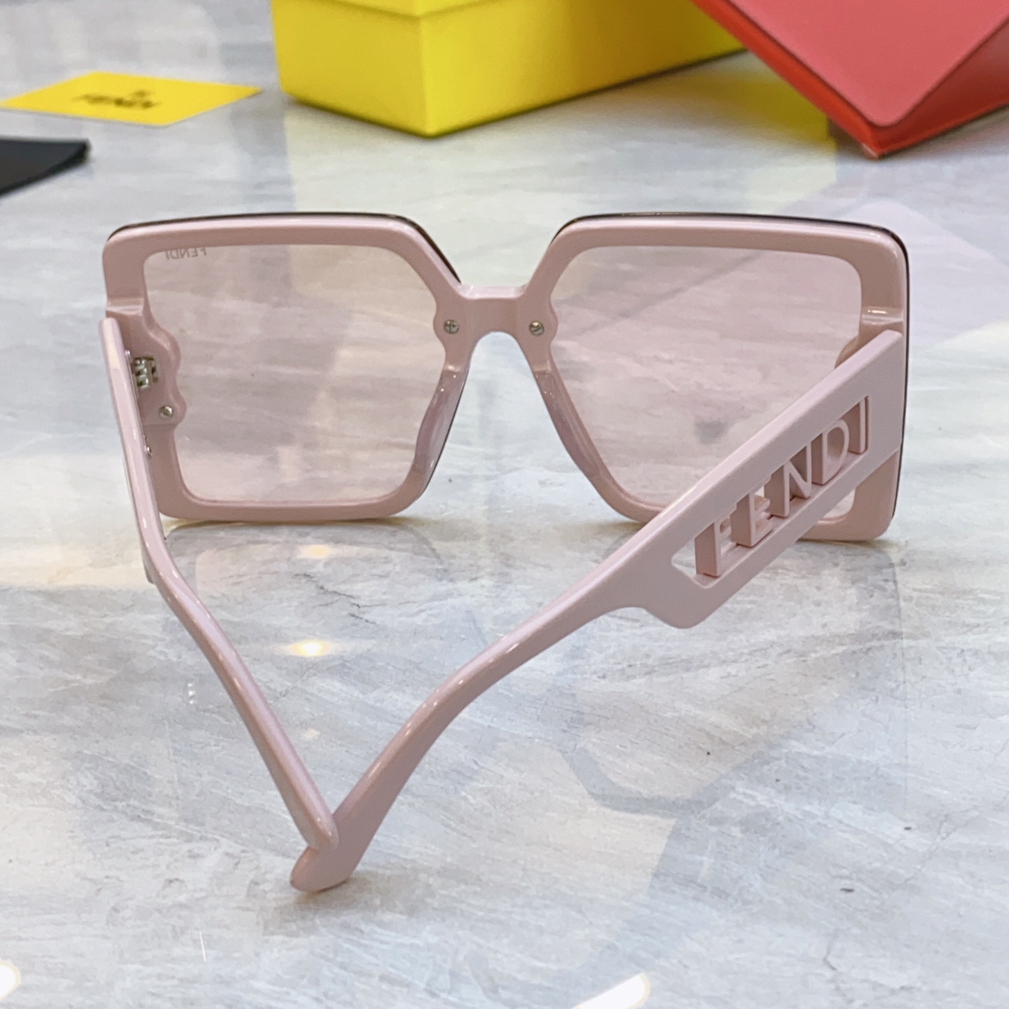 ，【FEN*】芬*迪新款太阳镜🕶️，
MODEL：FE 50076F ，SIZE：69口10-145