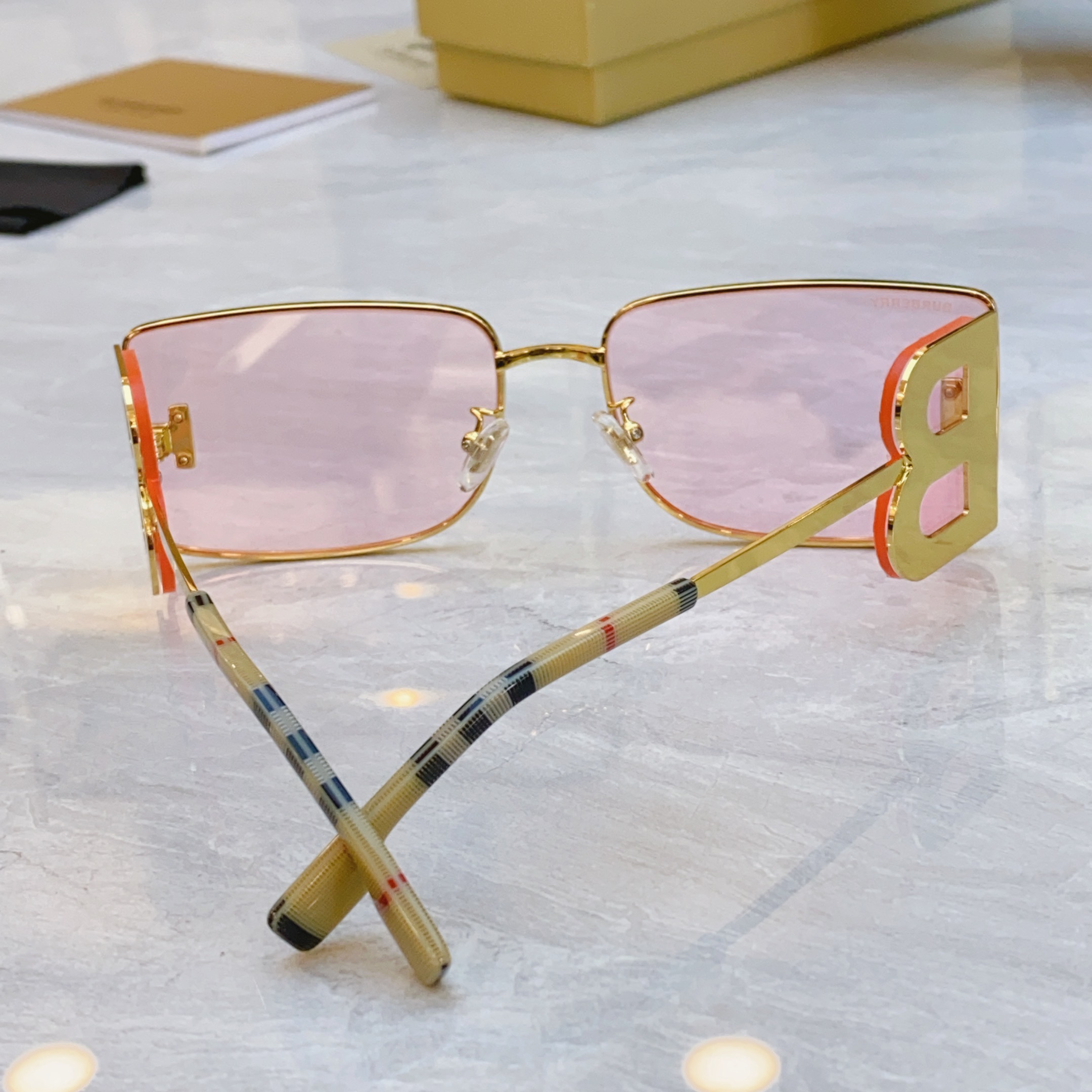 ，【BURBERR*】巴宝*莉新款光学架。MODEL：BE3110，SIZE：61口17-145