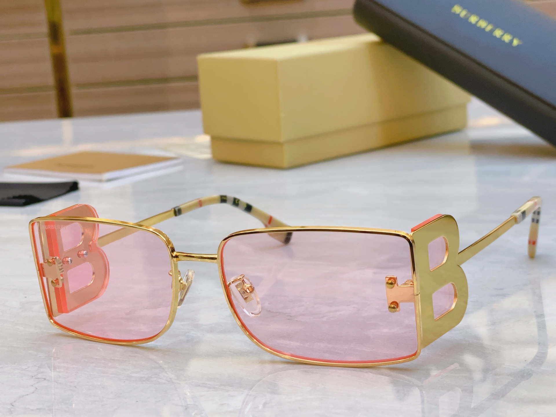 ，【BURBERR*】巴宝*莉新款光学架。MODEL：BE3110，SIZE：61口17-145