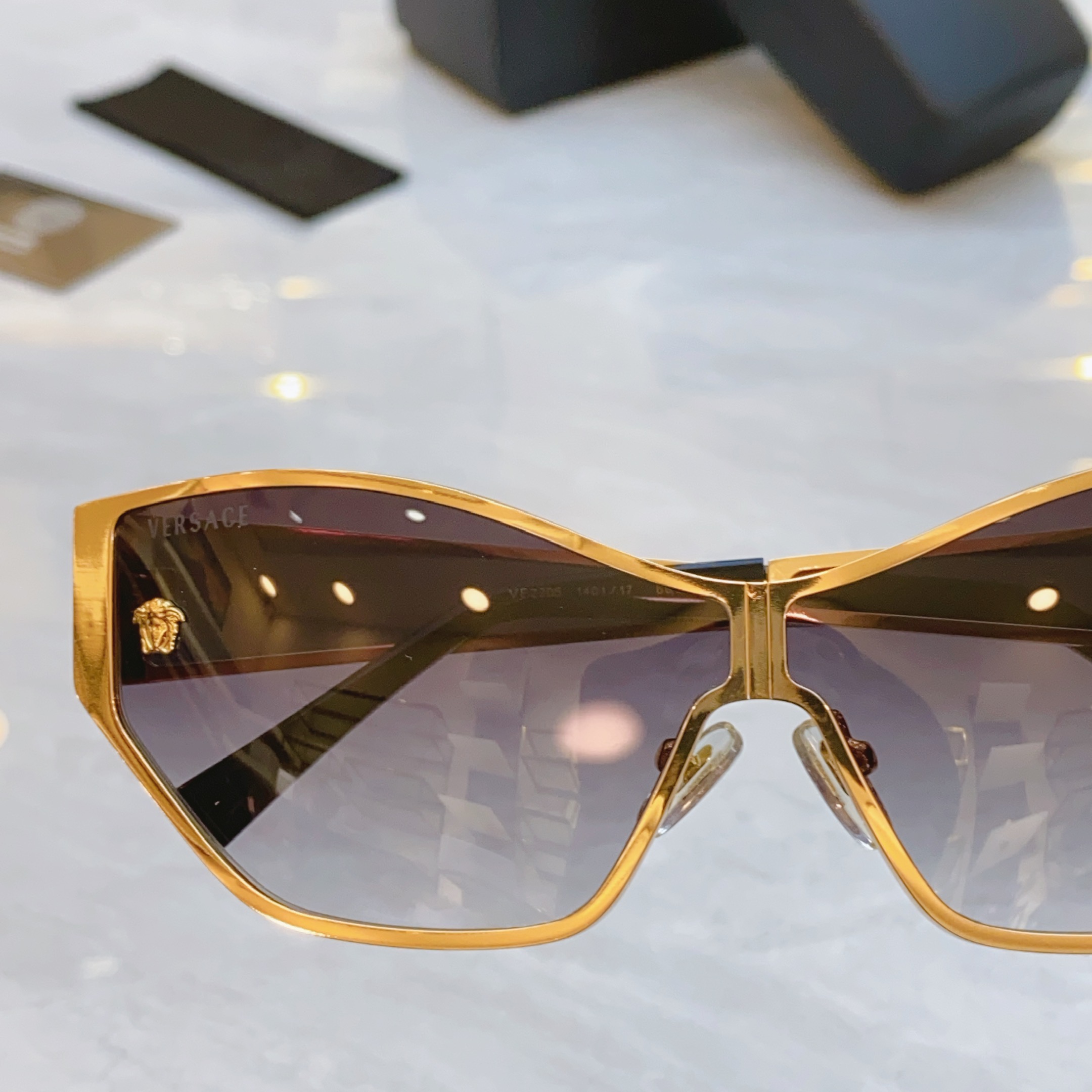 ，【VERSAC*】范思*哲新款太阳镜，MODEL：VE2205，SIZE：68口4-135